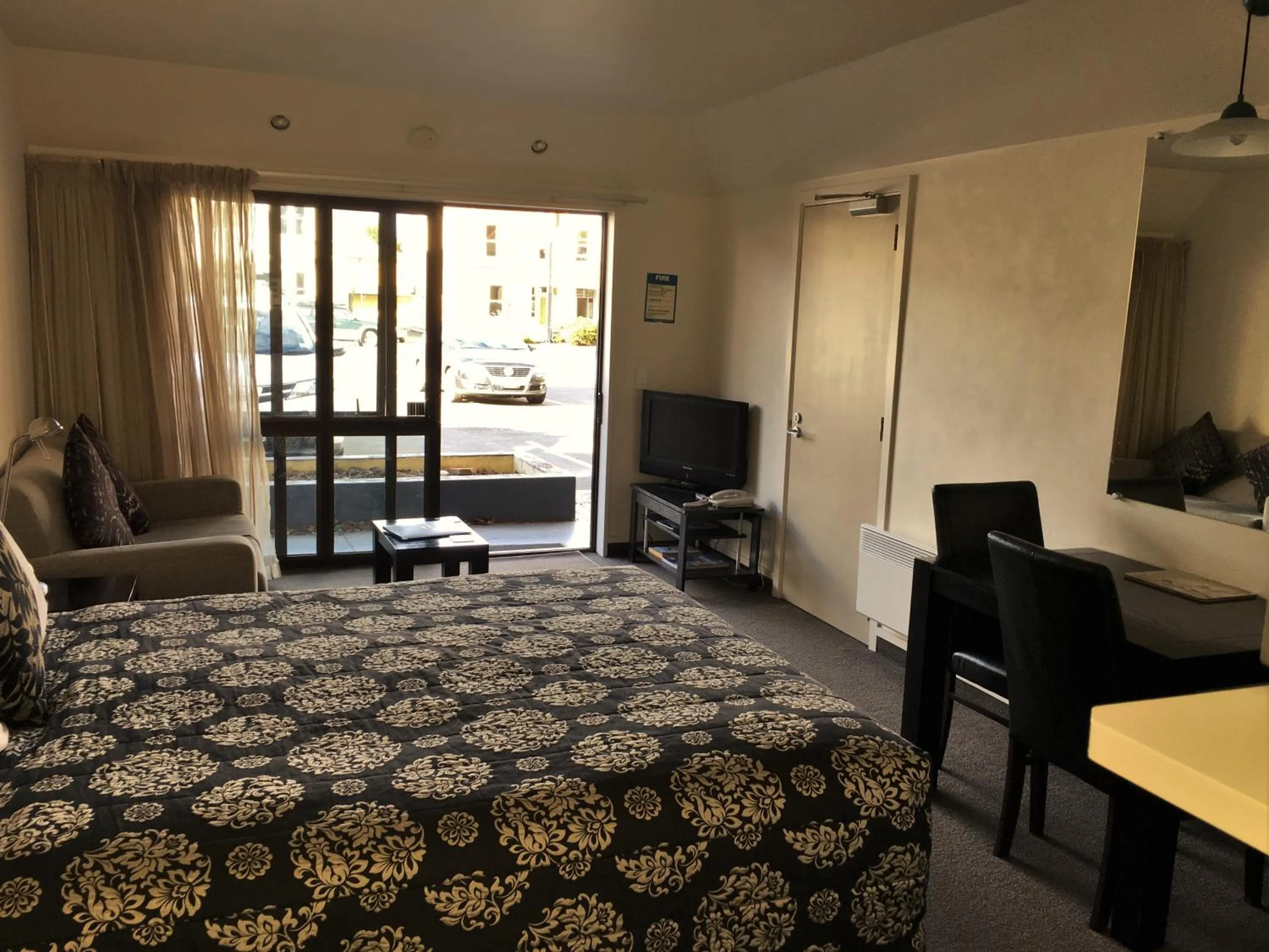 Bedroom, Bed in Cable Court Motel