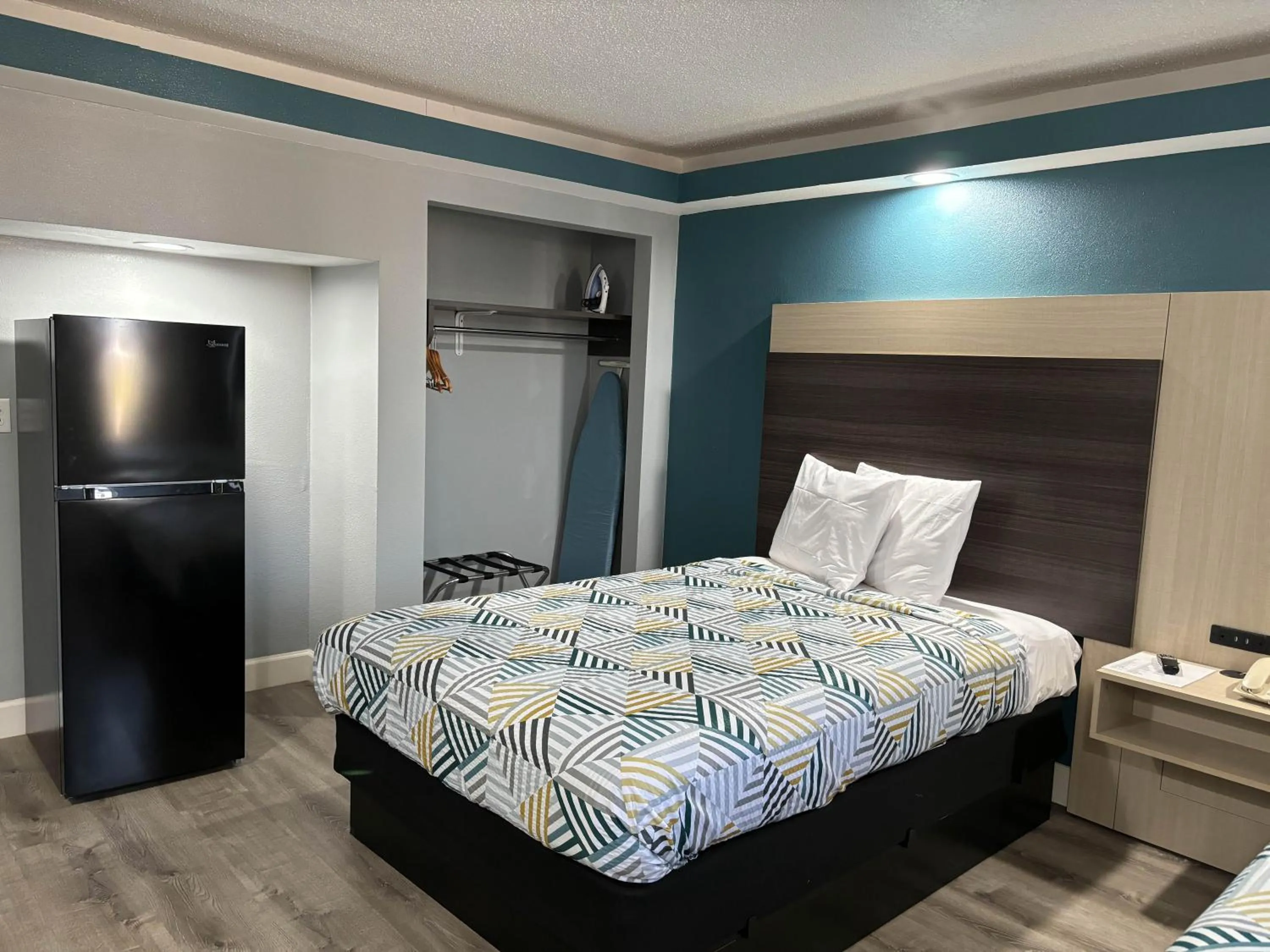 Bedroom, Bed in Studio 6 Suites Memphis, TN East Memphis