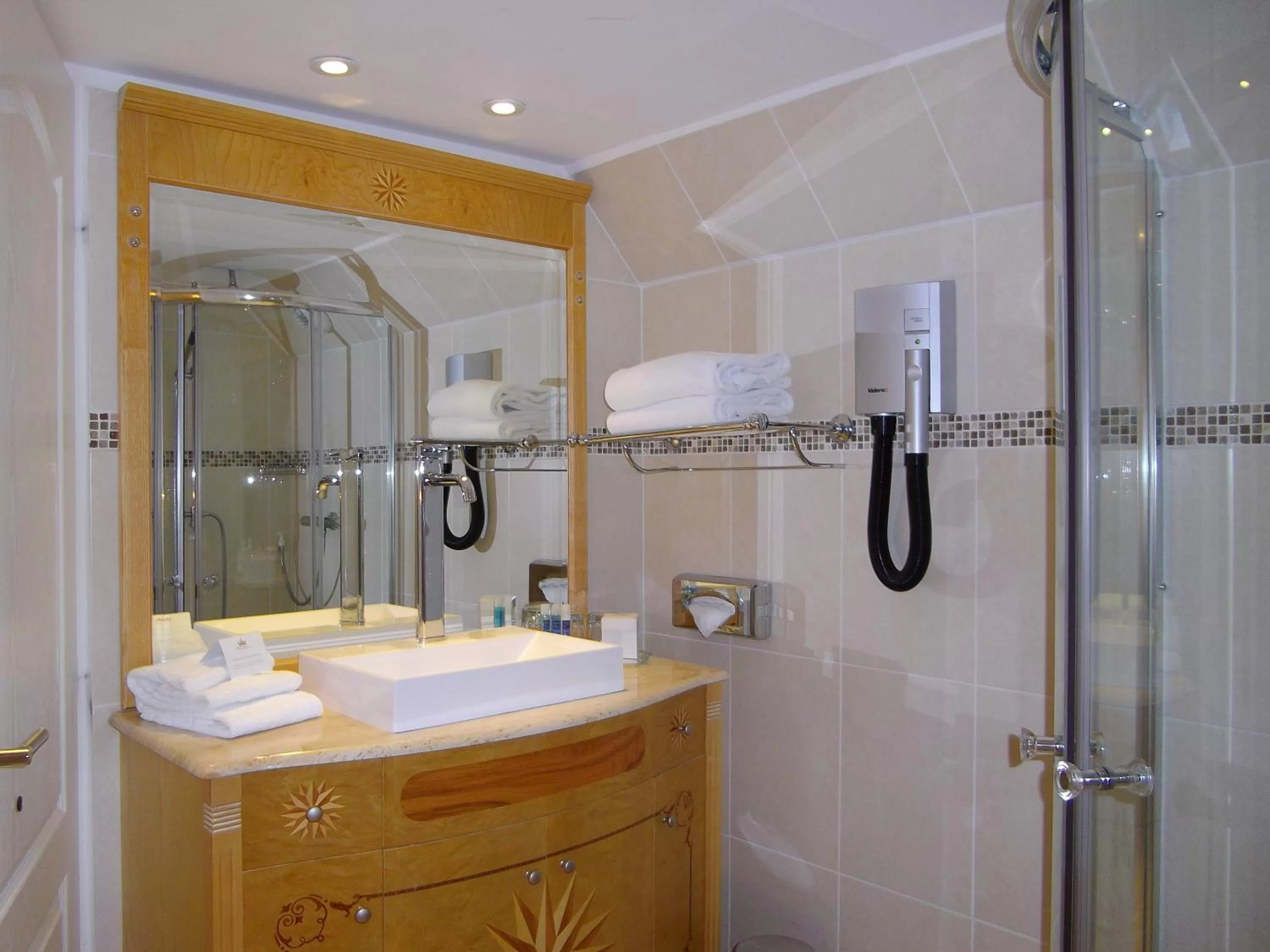 Bathroom in Hôtel West End Promenade