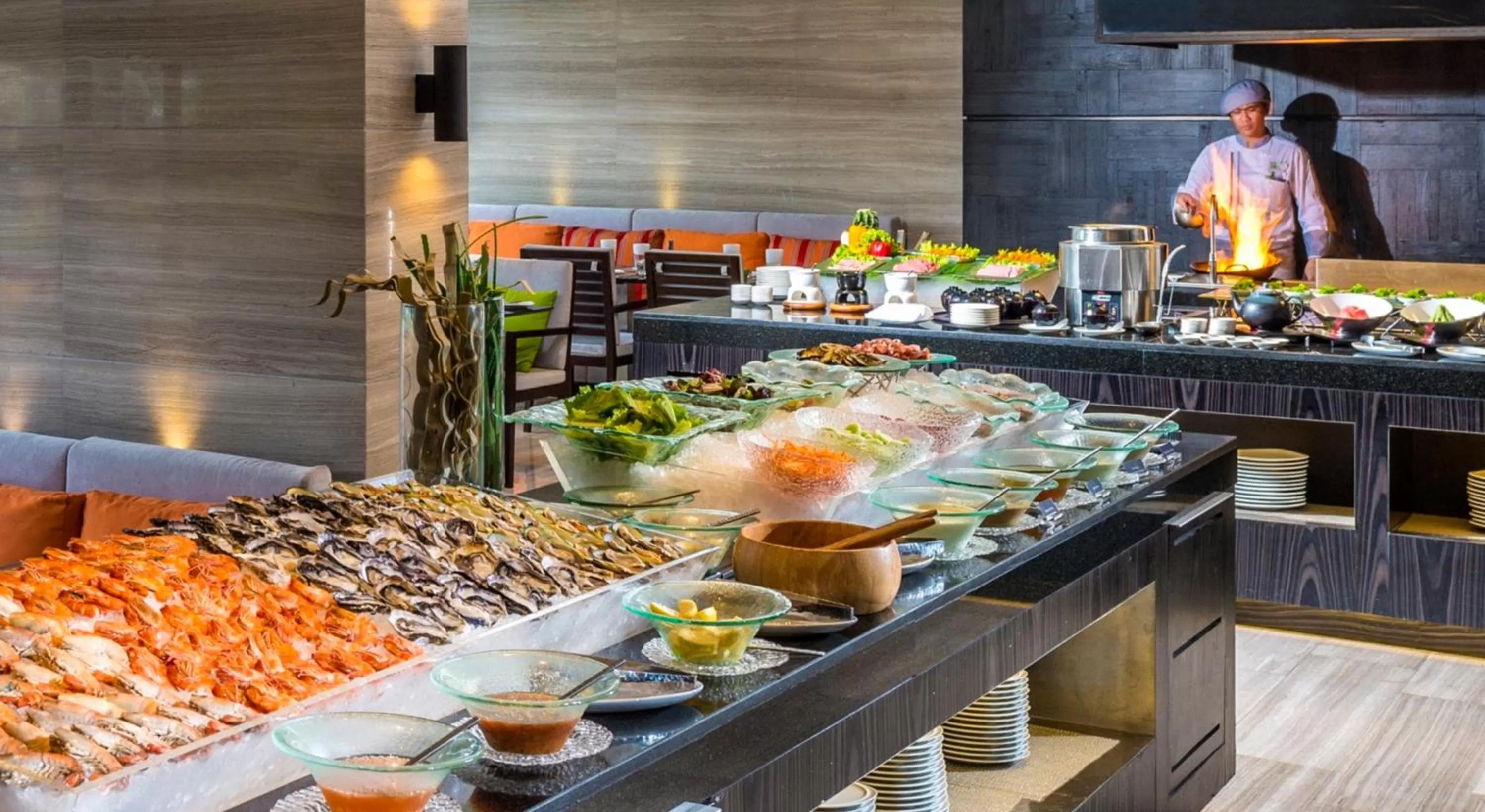 Restaurant/places to eat in Holiday Inn Bangkok Sukhumvit by IHG