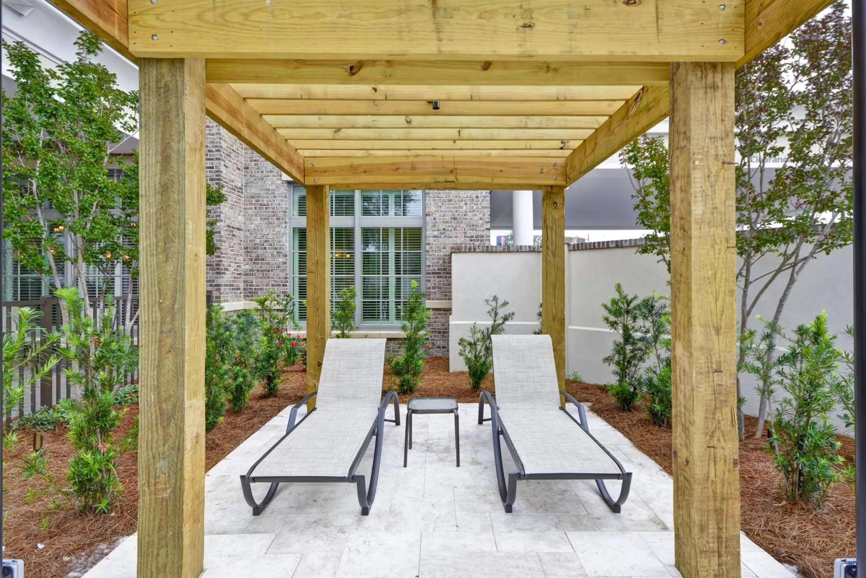 Pool view in Hampton Inn & Suites Charleston Airport