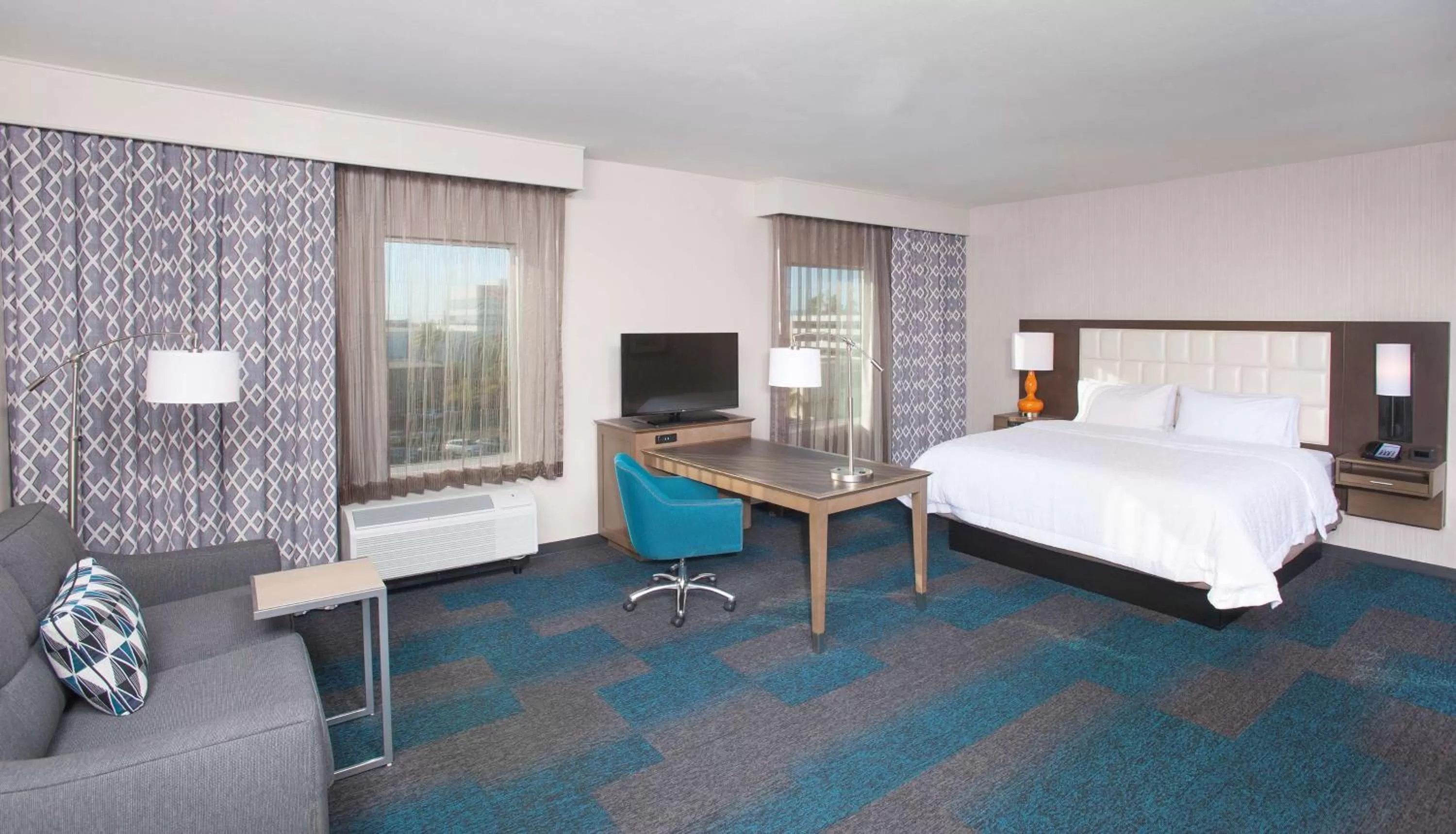 Bed in Hampton Inn & Suites LAX El Segundo