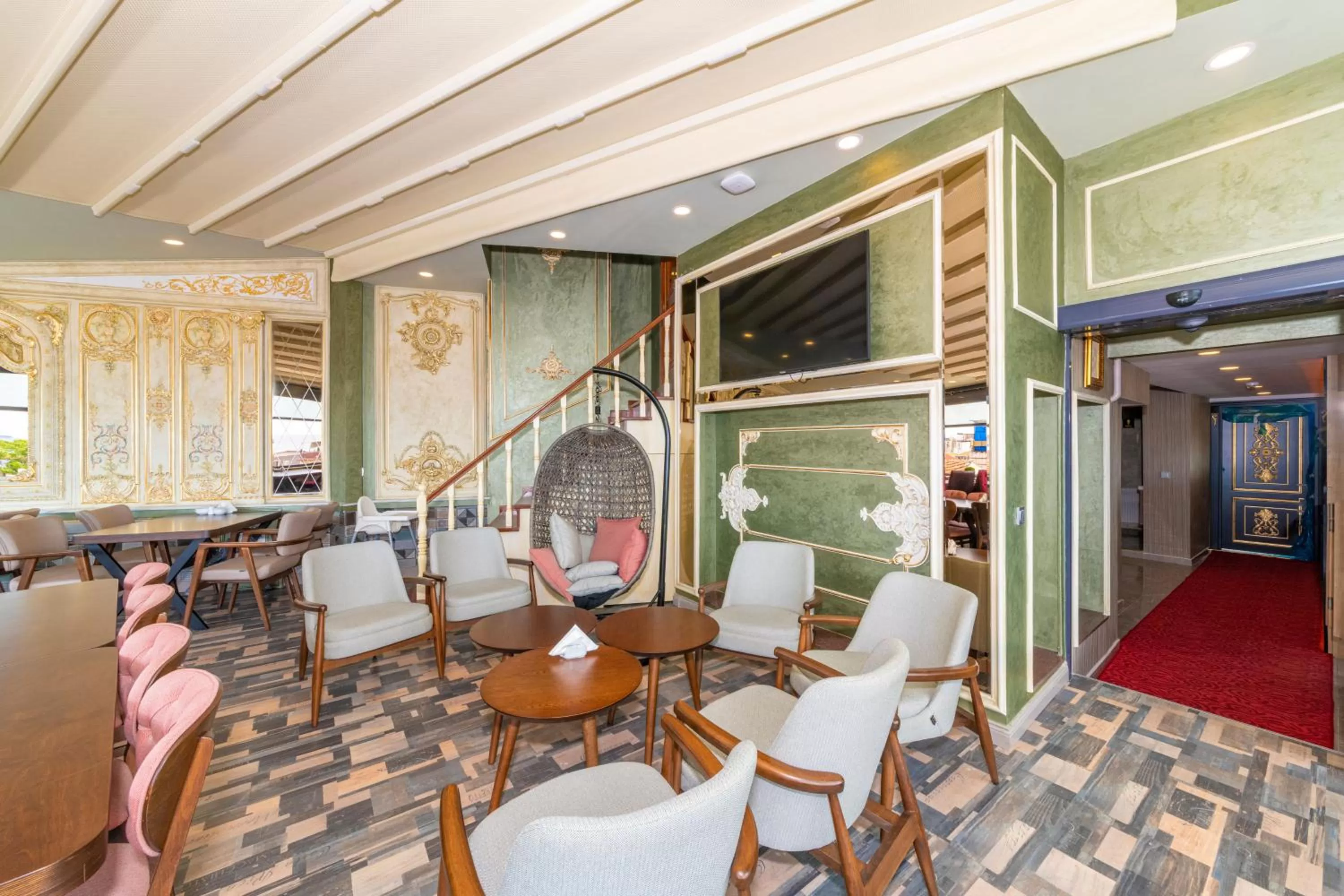 Lounge or bar in Golden Sand Hotel