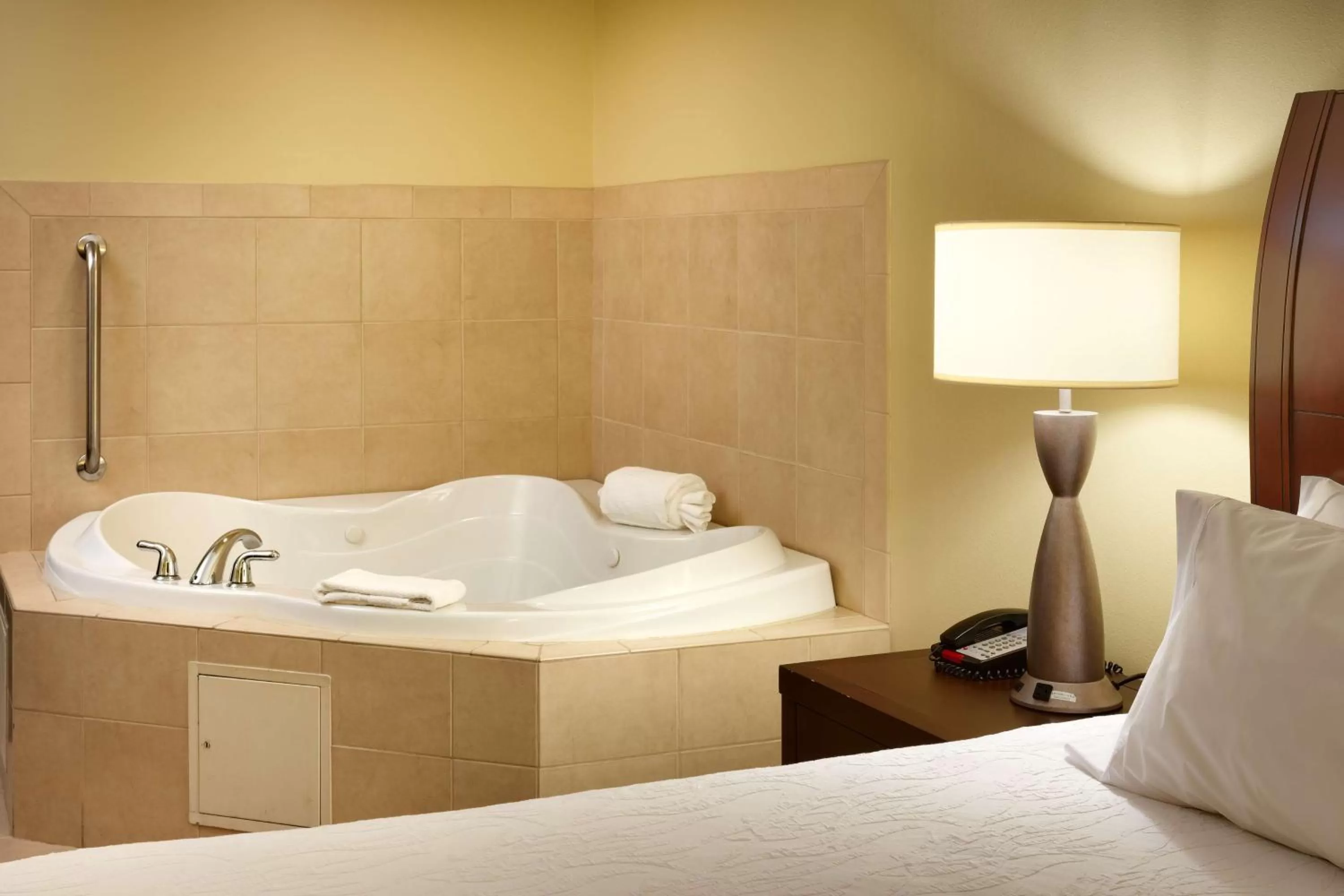 Bathroom, Bed in Hilton Garden Inn Clarksville