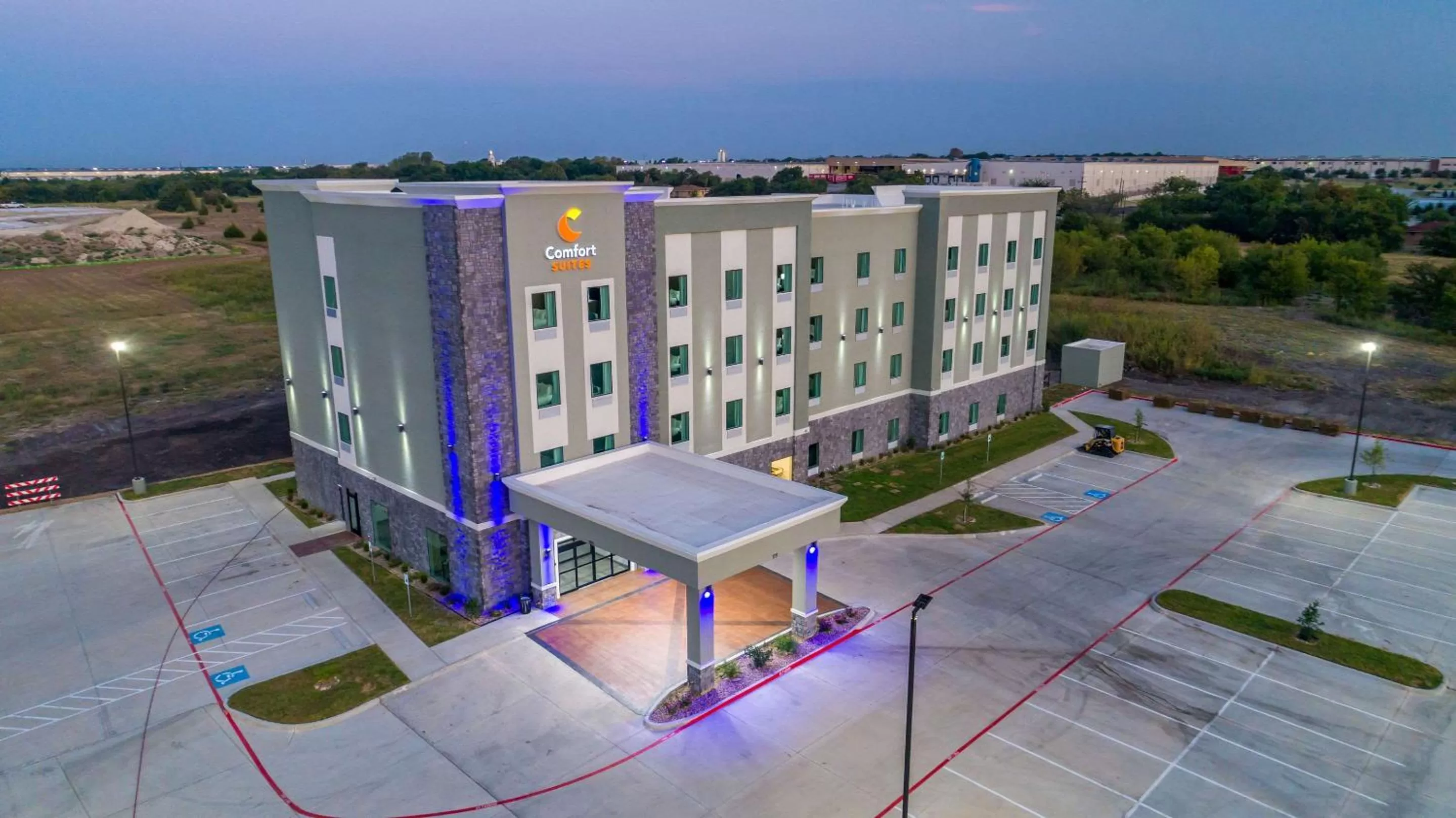 Property building in Comfort Suites DeSoto Dallas South