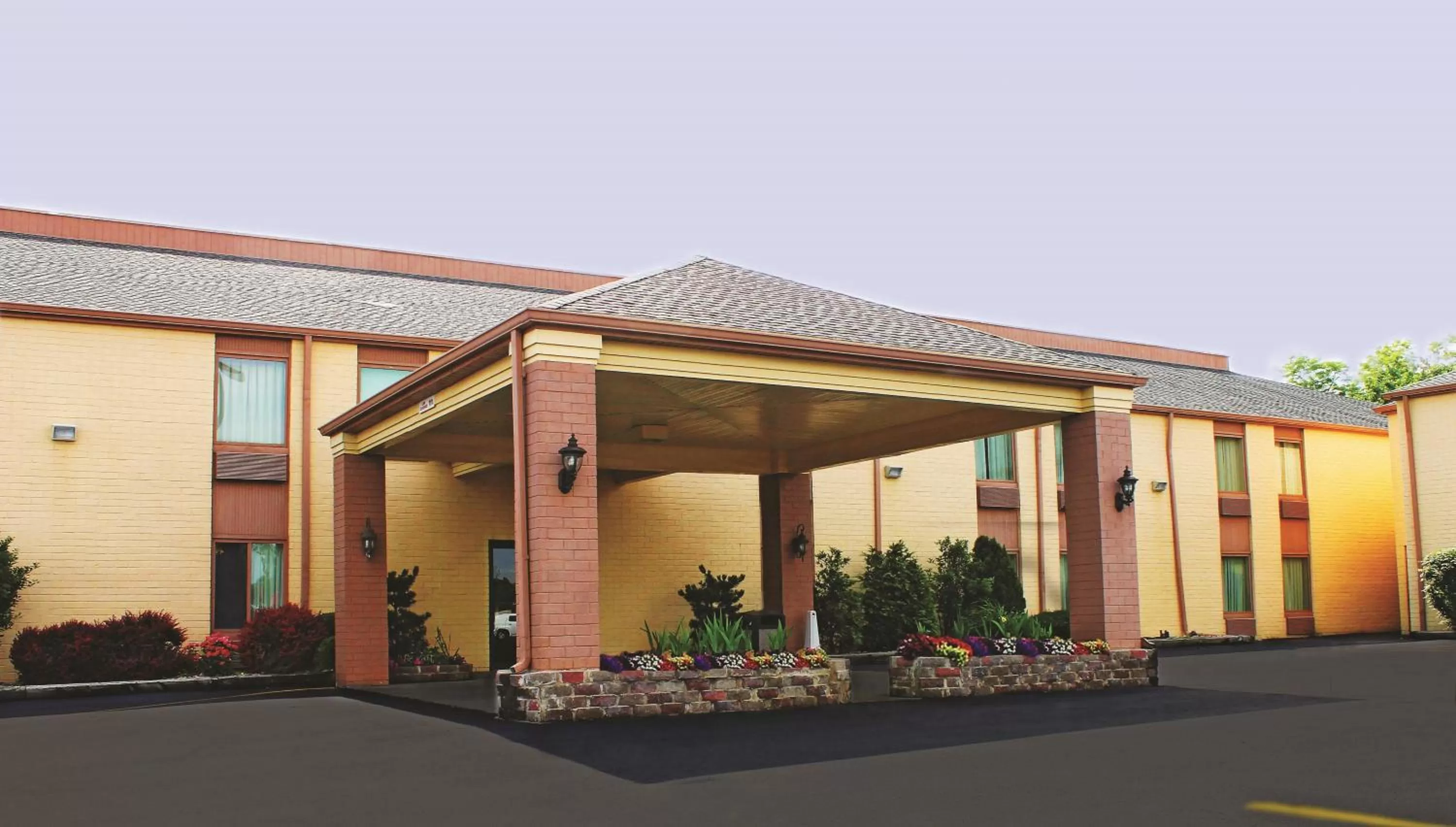 Facade/entrance in Days Inn & Suites by Wyndham Bloomington/Normal IL
