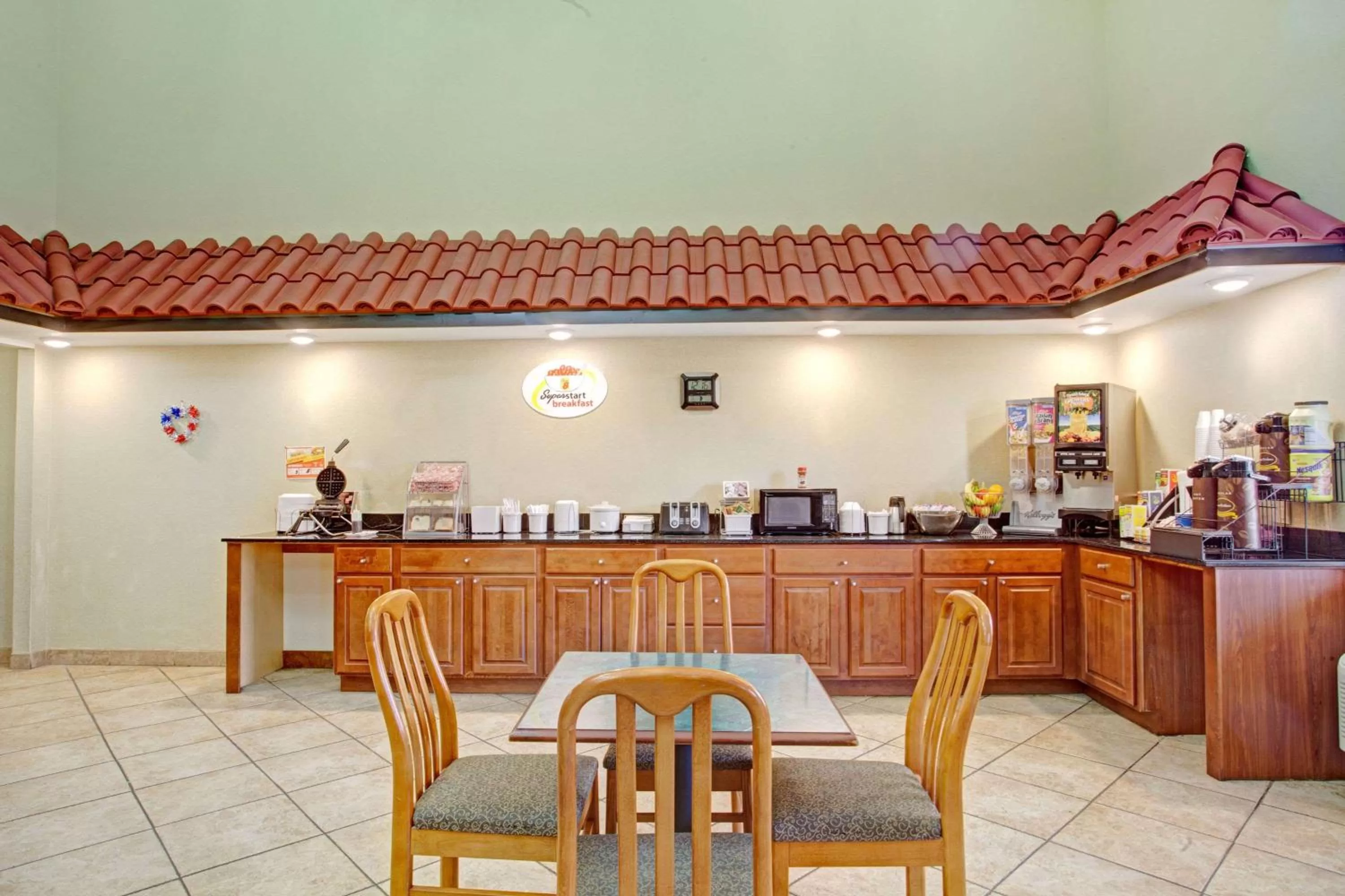 Restaurant/places to eat in Super 8 by Wyndham Forrest City AR