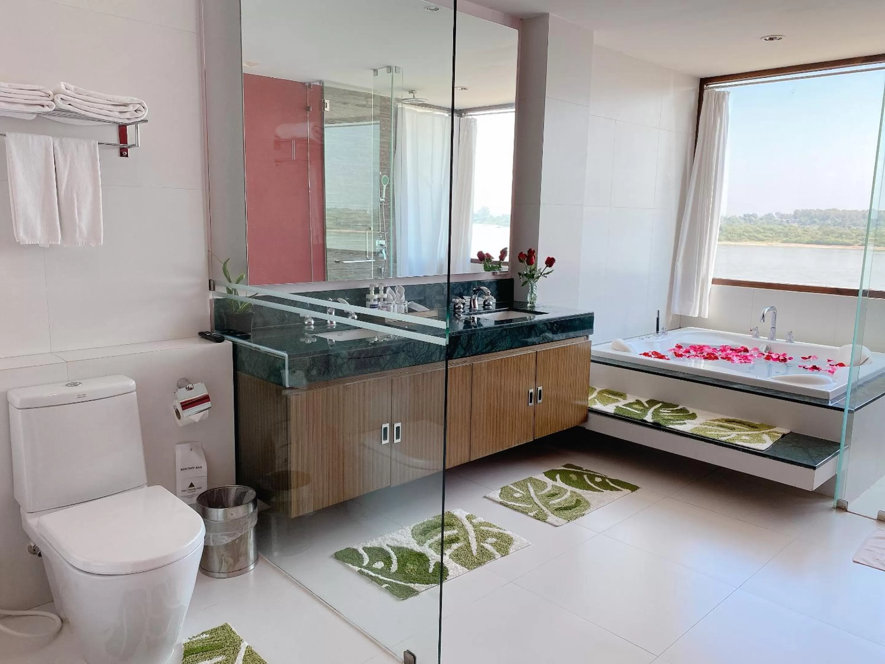 Bathroom, Bed in Siam Triangle Hotel Chiang Sean