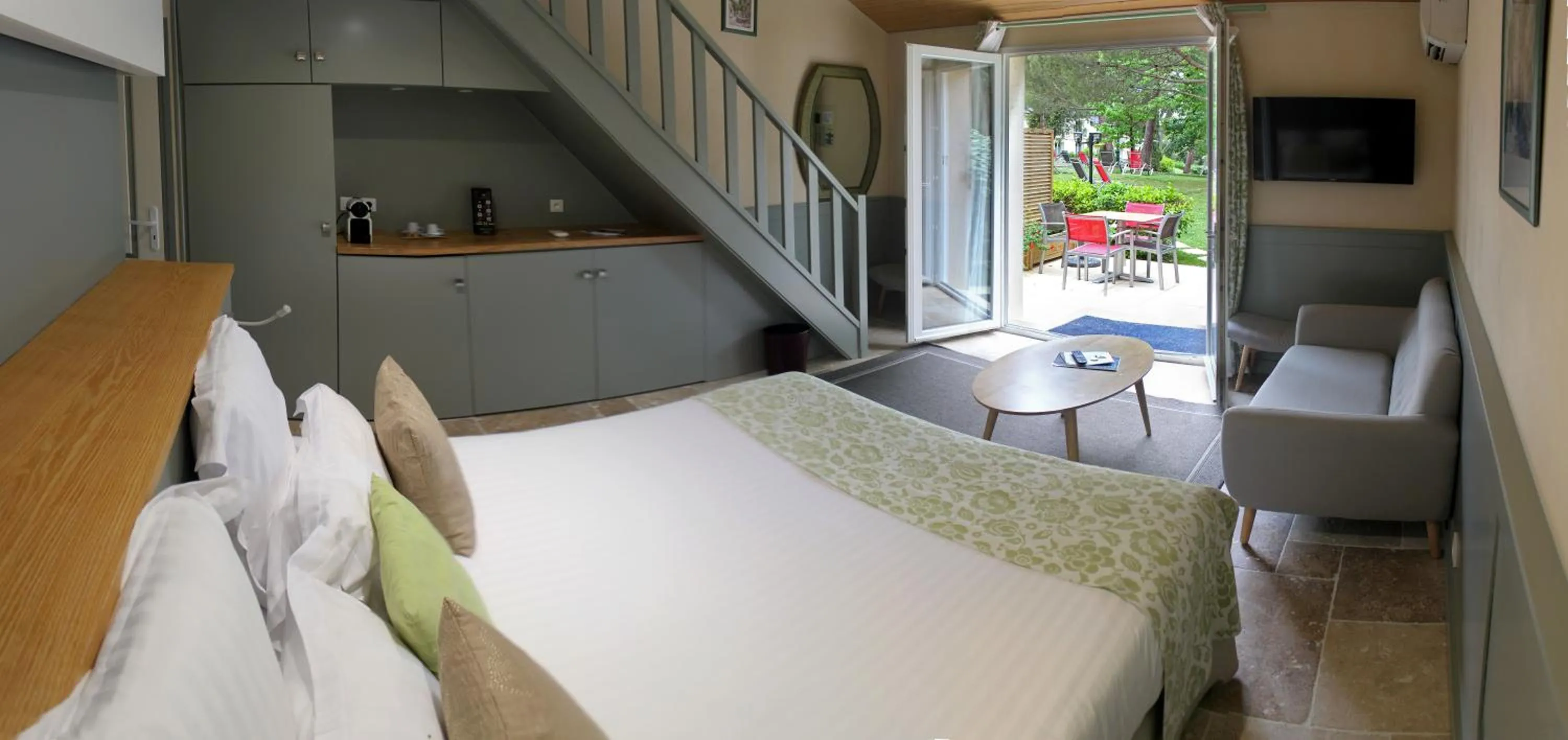 Bedroom, Bed in Hôtel The Originals Résidence de Rohan (EX RELAIS DU SILENCE)