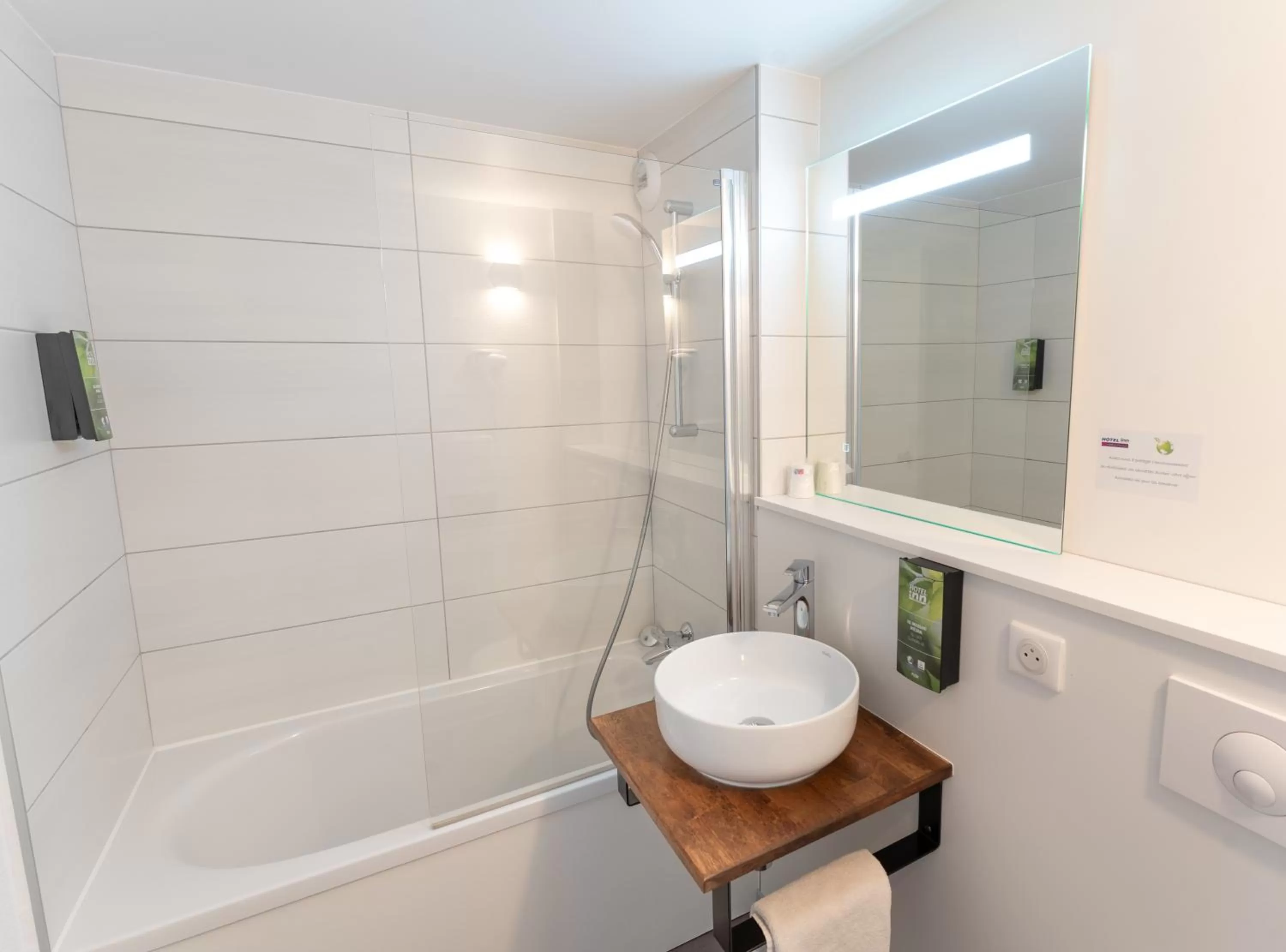 Shower in Hotel Inn Design La Rochelle