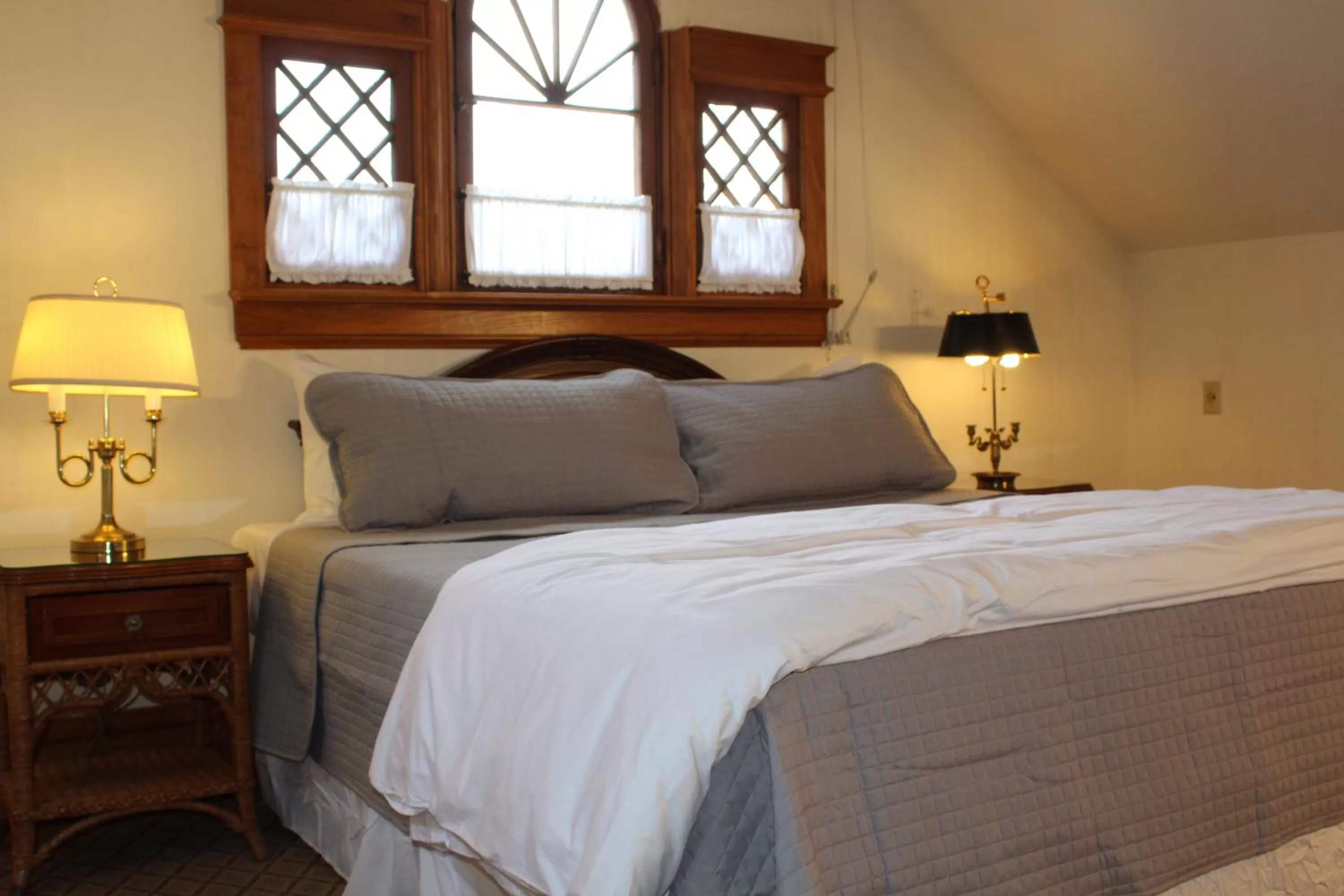 Bed in Pacific Grove Inn