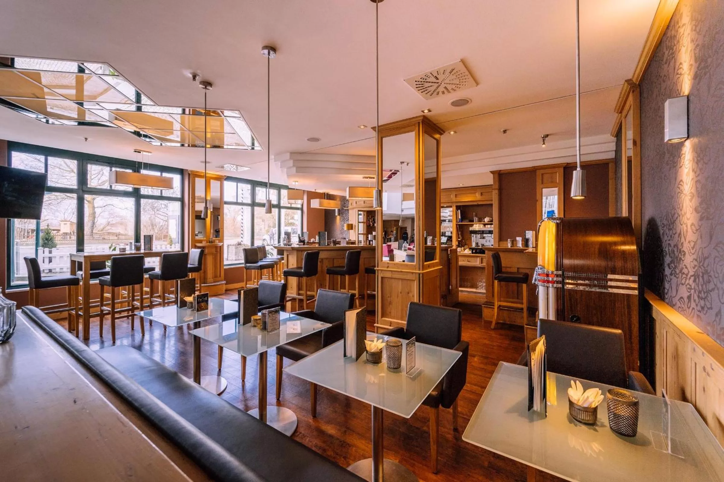 Lounge or bar in Atomis Hotel Munich Airport by Mercure