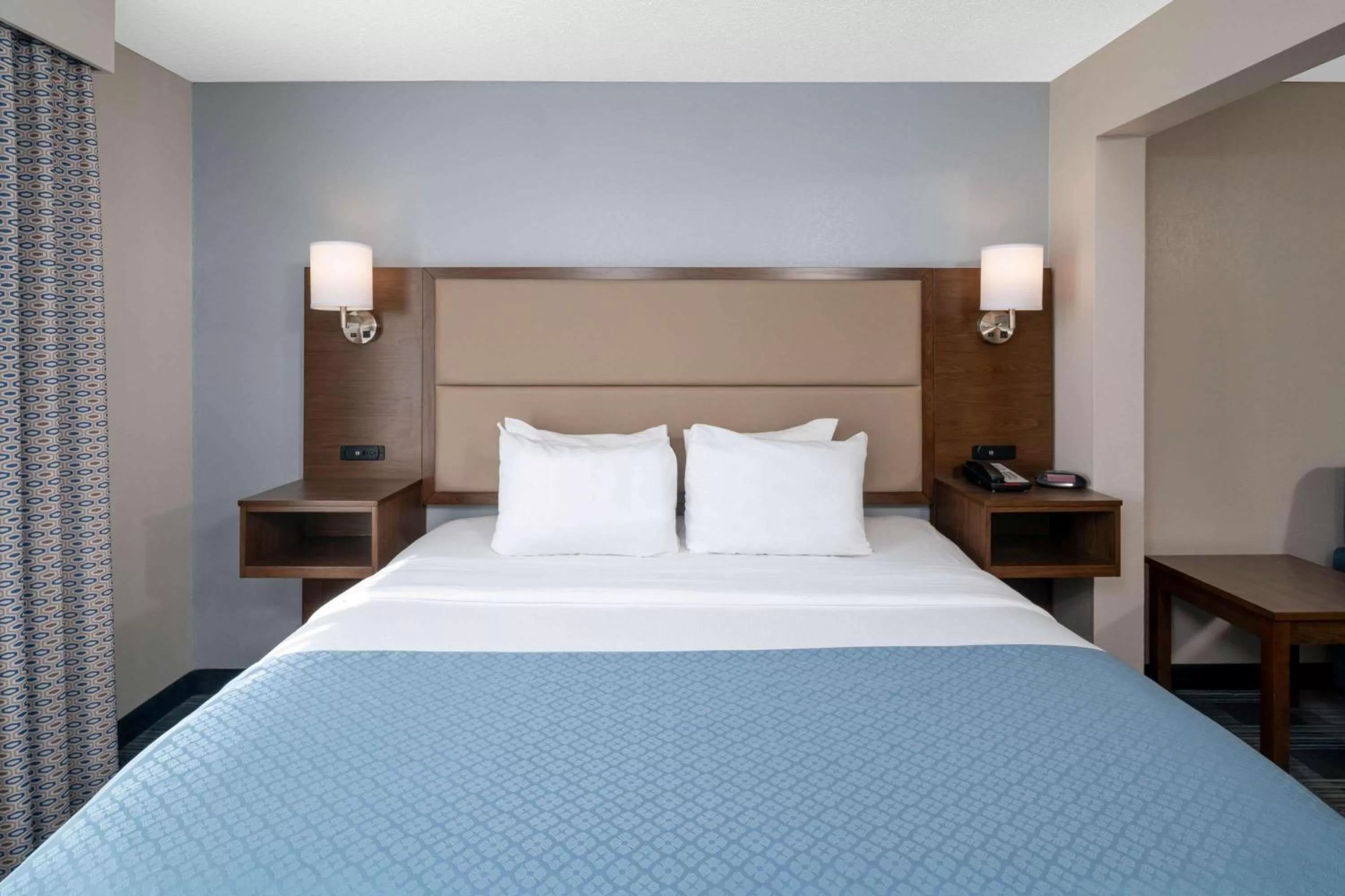 Photo of the whole room, Bed in Holiday Inn Express & Suites - Mobile - I-65 by IHG