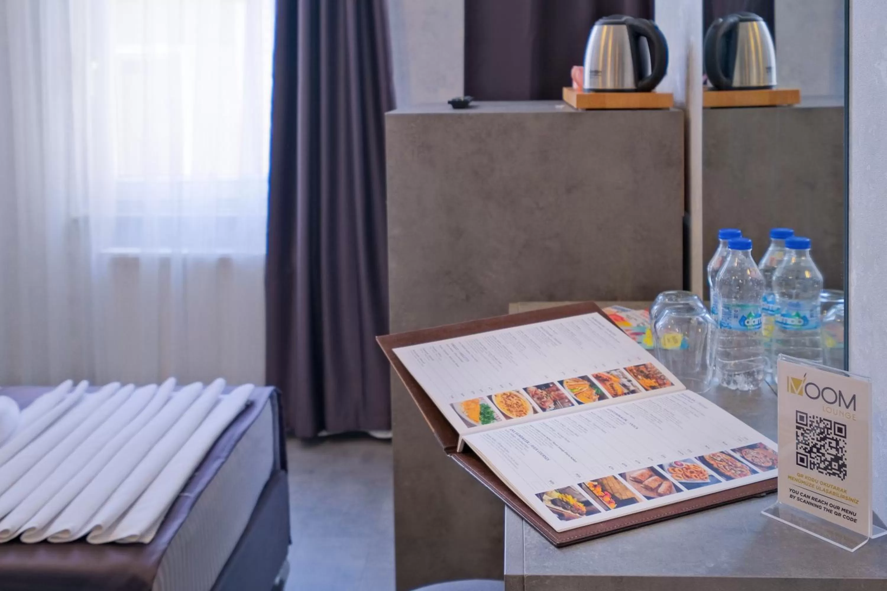 Photo of the whole room, Bed in The Queen Hotel