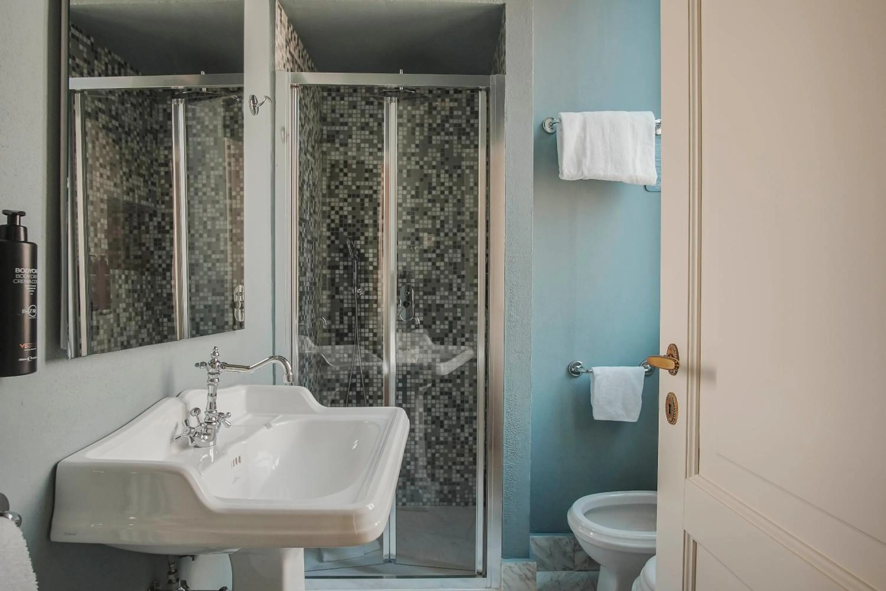 Shower in Hotel City Palazzo Dei Cardinali