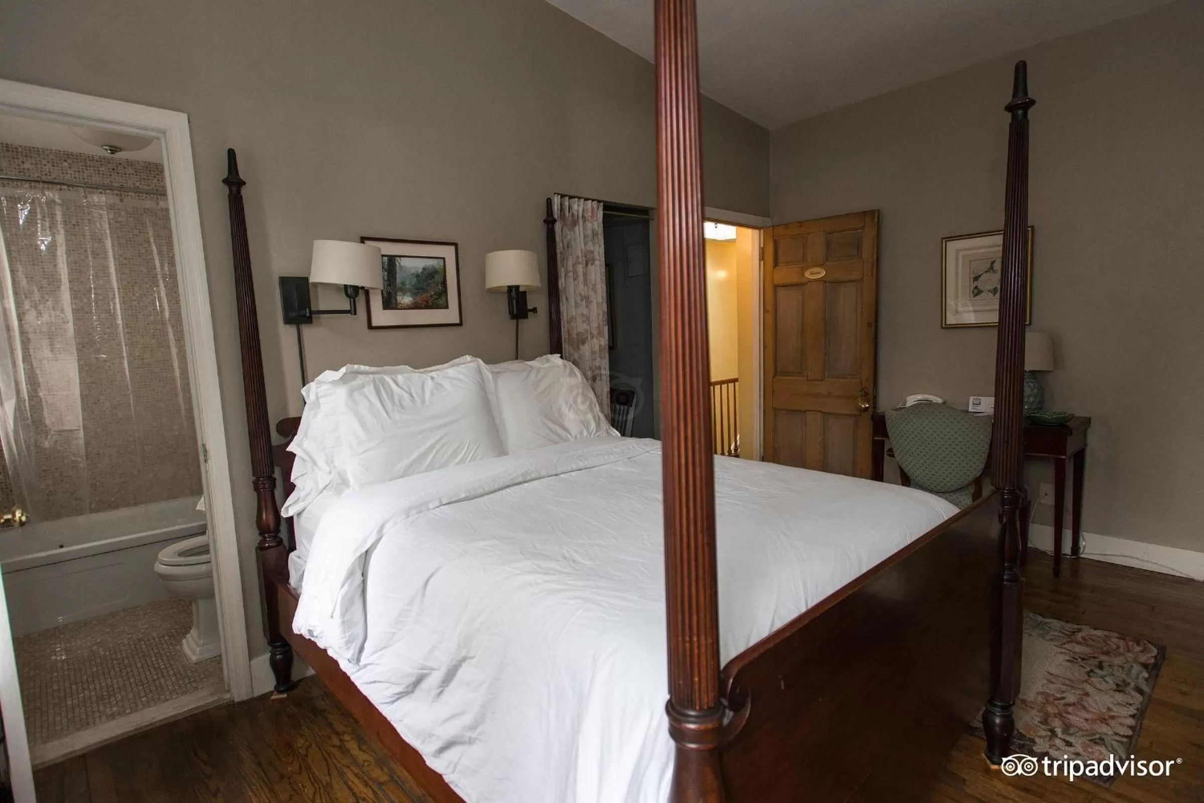 Photo of the whole room, Bed in Incentra Village Hotel