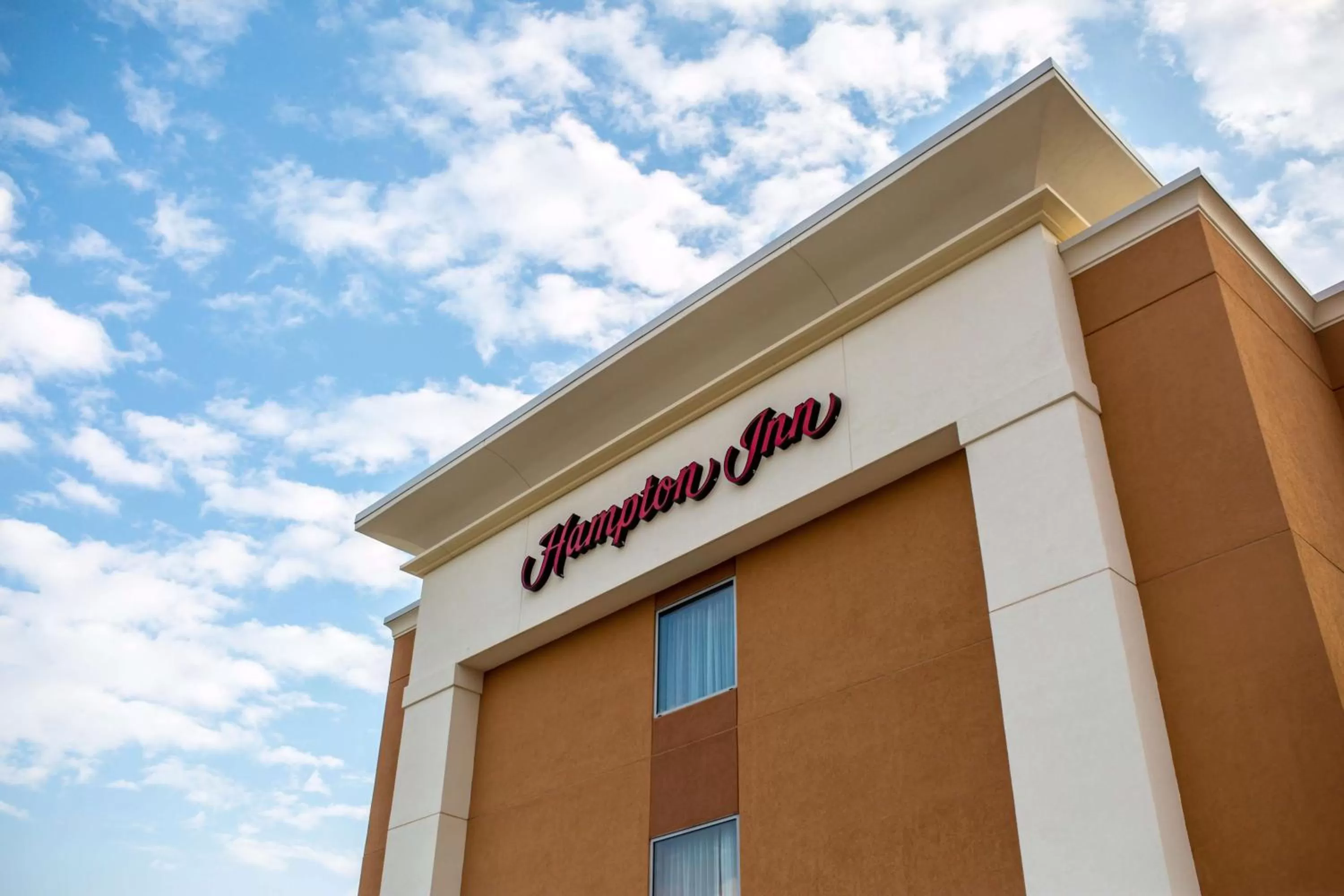Property building in Hampton Inn-Pontiac