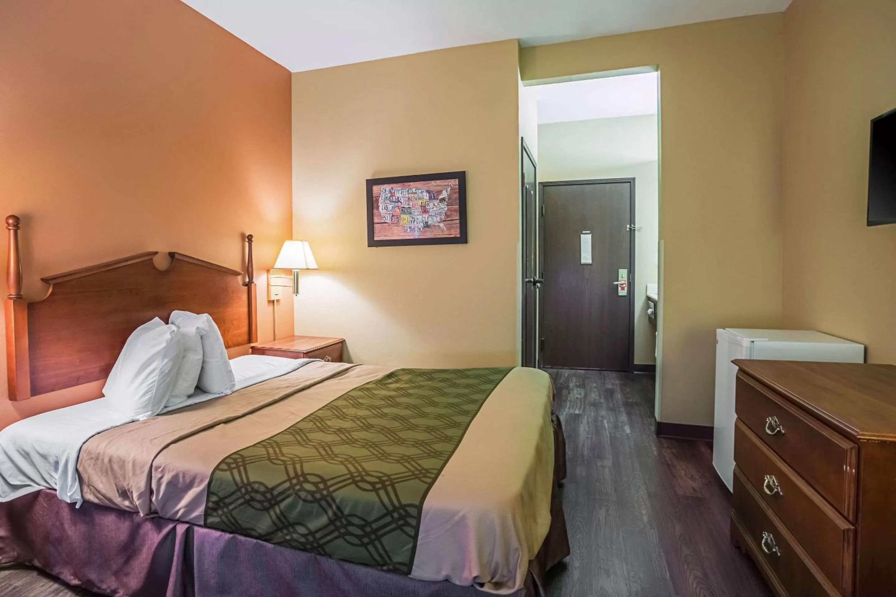 Photo of the whole room, Bed in Econo Lodge Inn & Suites