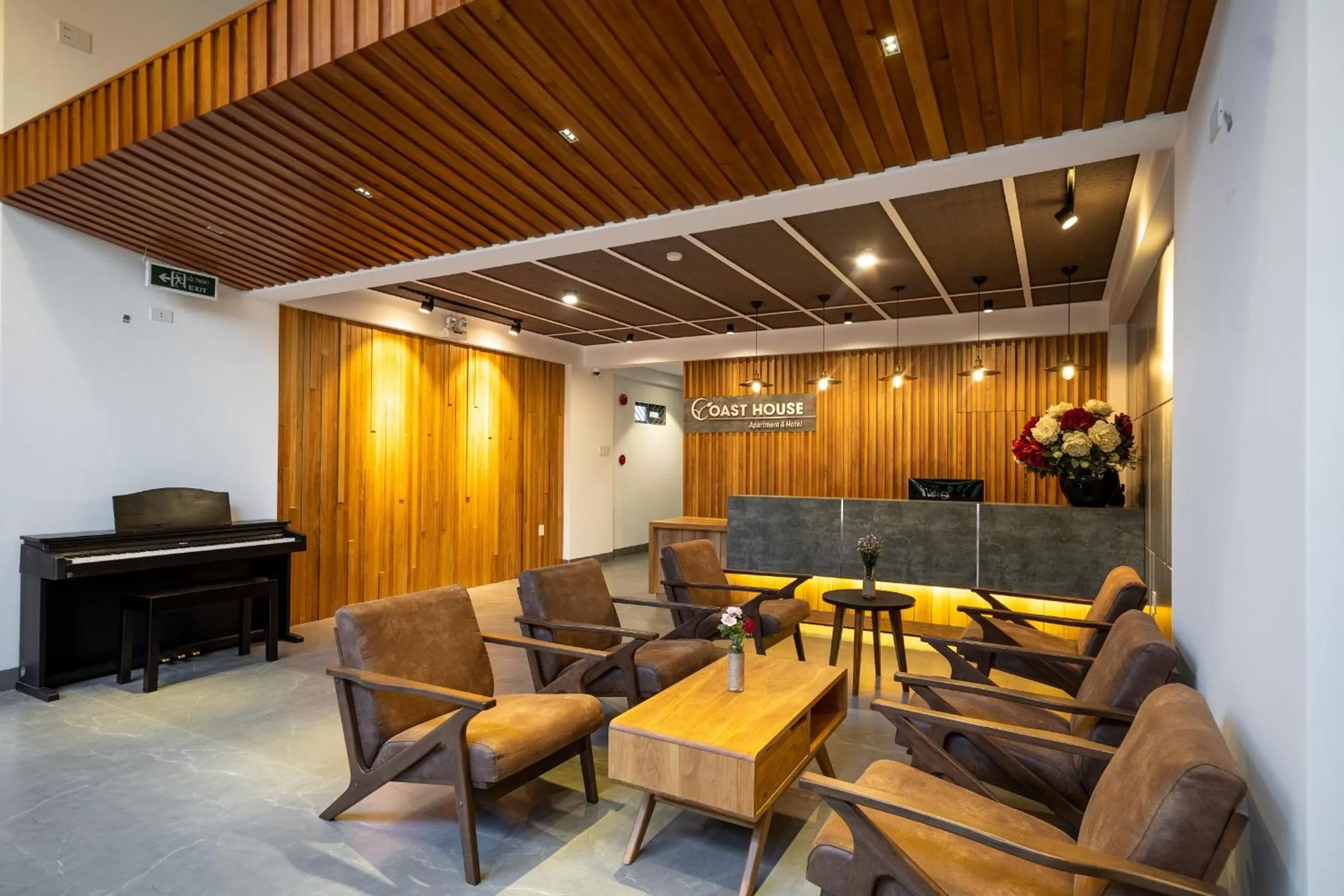 Communal lounge/ TV room in Coast House Boutique Hotel