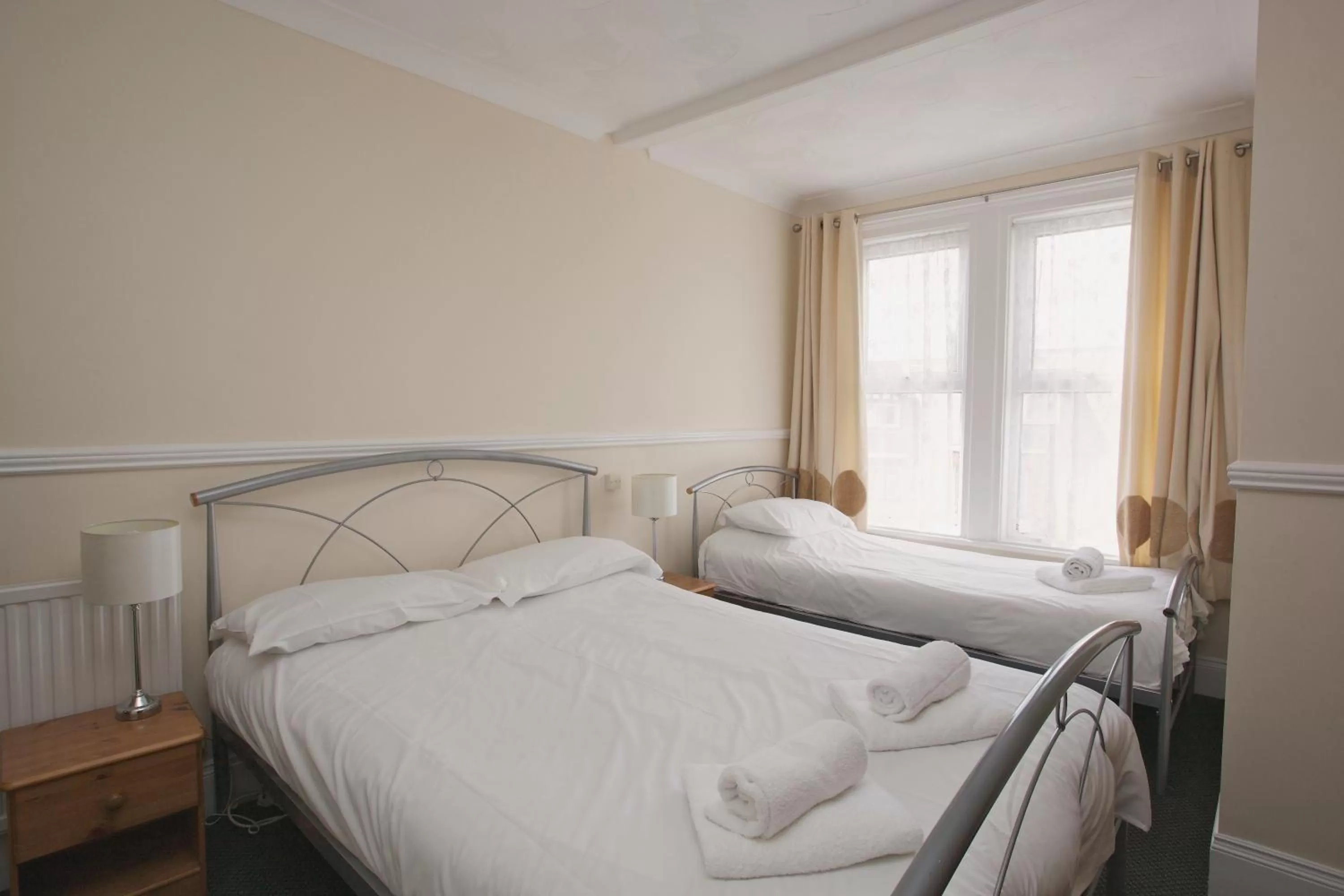 Bedroom, Bed in All Seasons Lodge Hotel