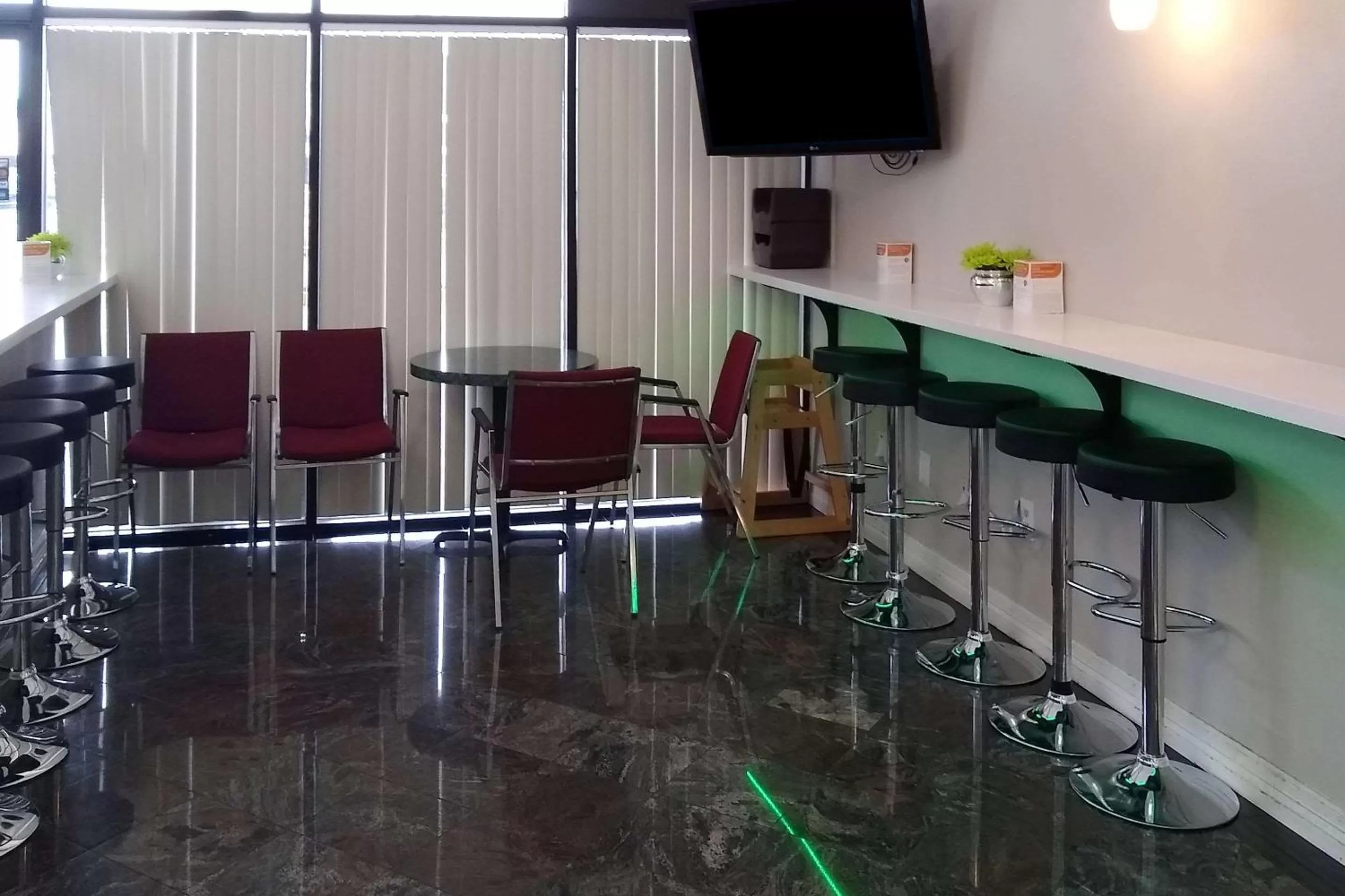 Restaurant/places to eat in Econo Lodge Inn & Suites West - Energy Corridor