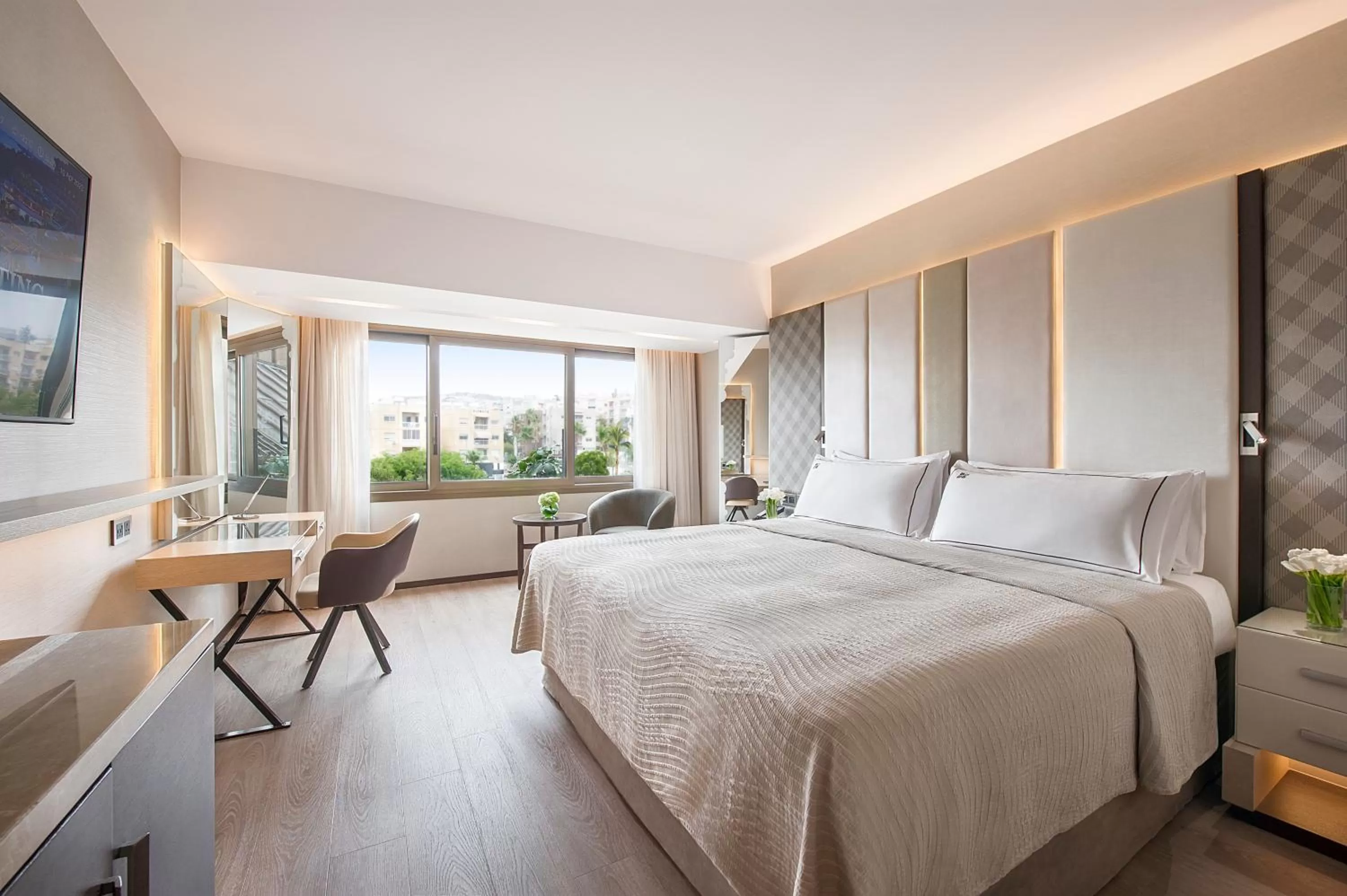 City view, Bed in Four Seasons Hotel