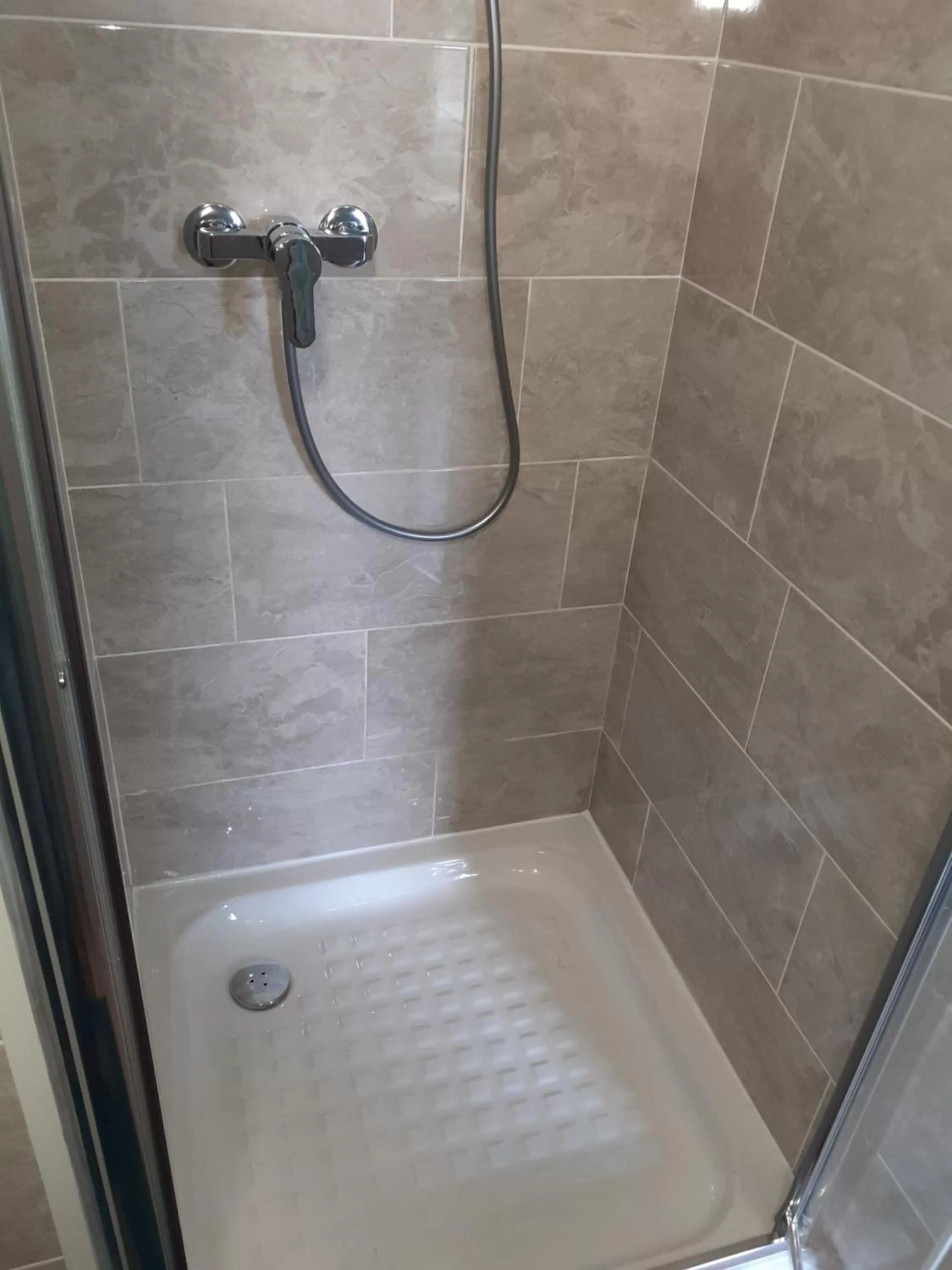 Shower in L Etoile d'Argent