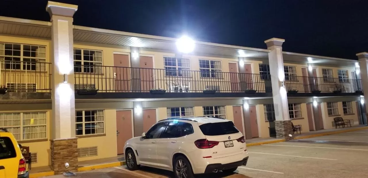 Property building in Knights Inn Chattanooga