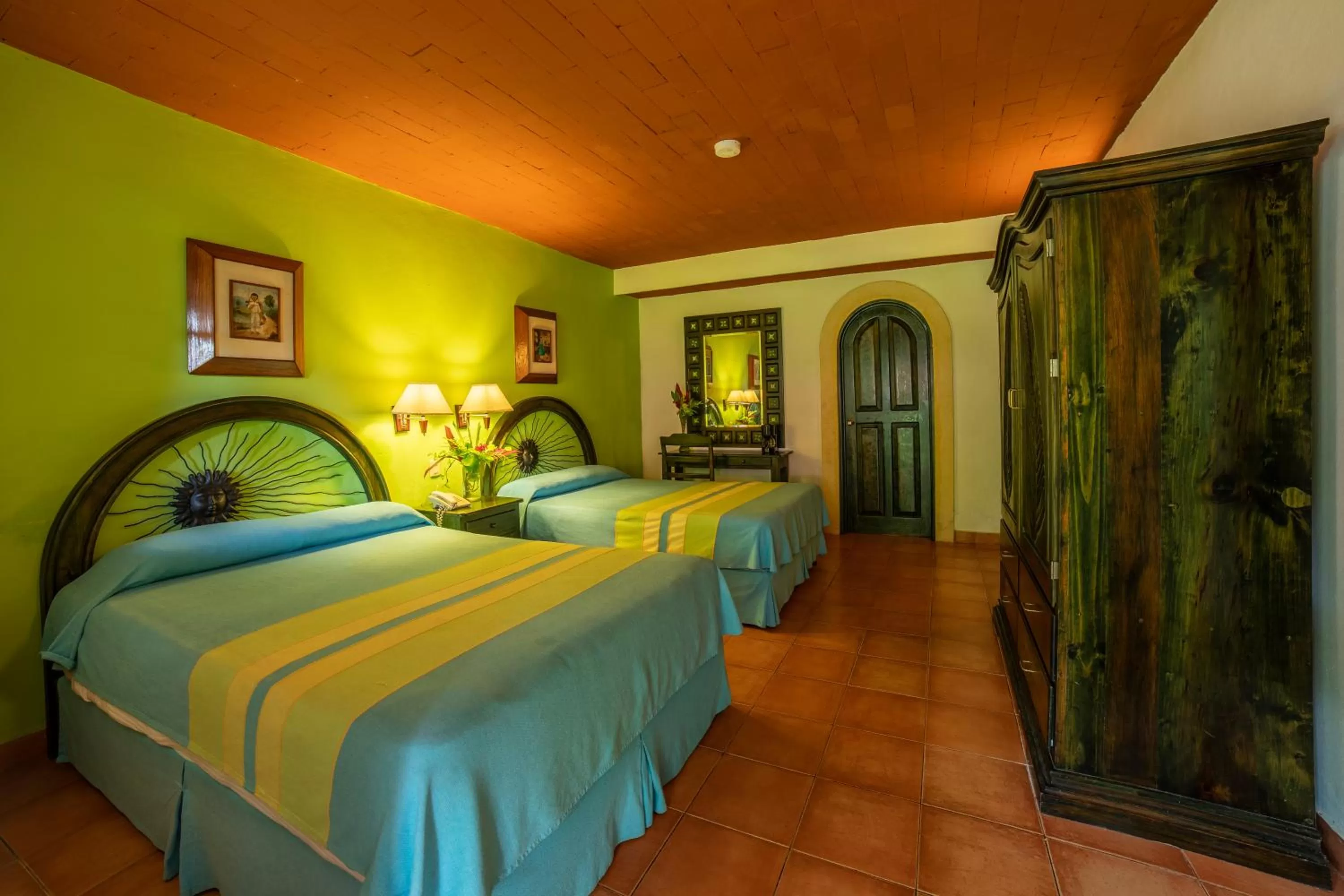 Photo of the whole room, Bed in Hotel Chichen Itza