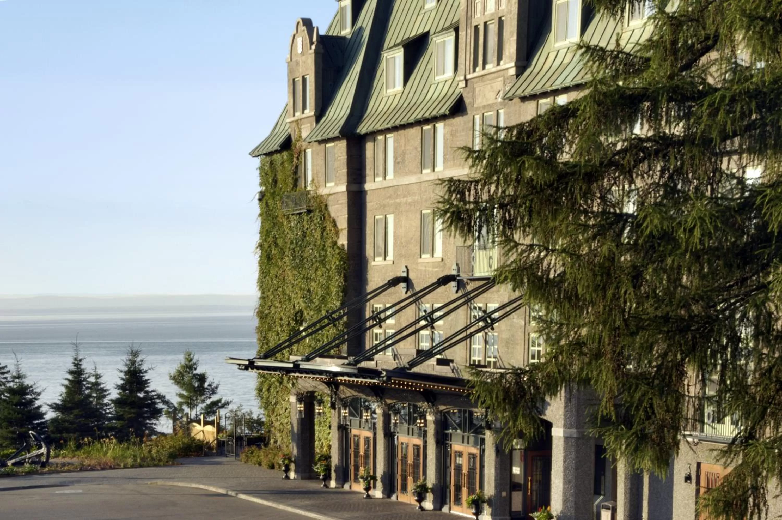 Facade/entrance in Fairmont Le Manoir Richelieu