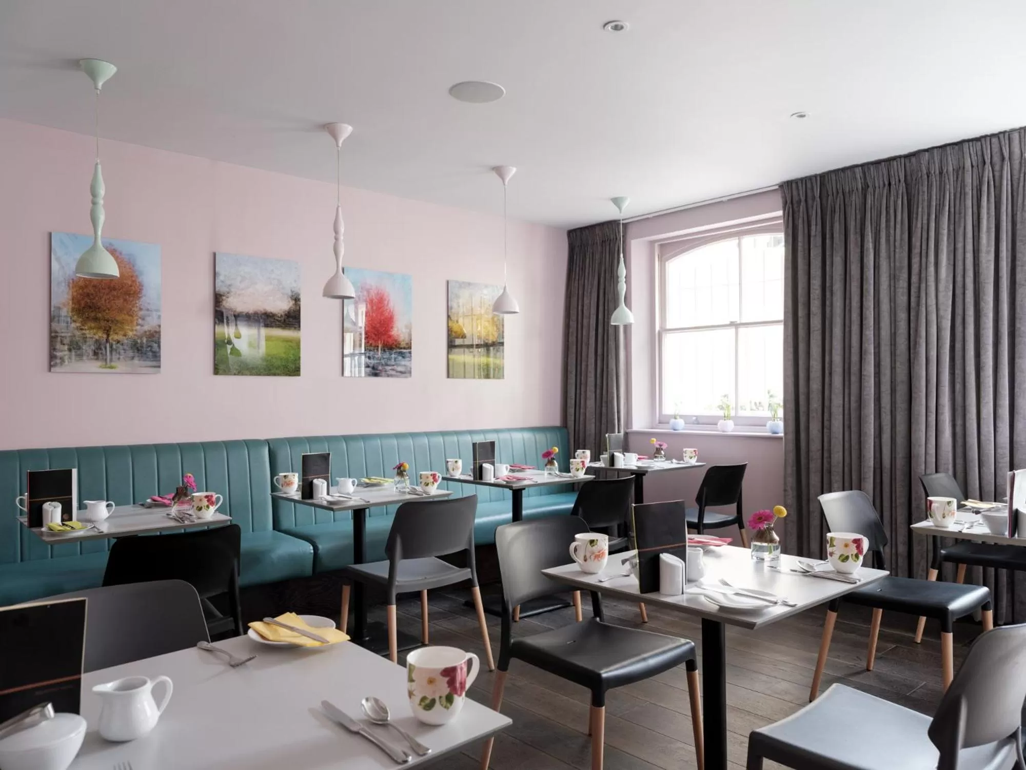 Restaurant/places to eat in Signature Townhouse London Hyde Park