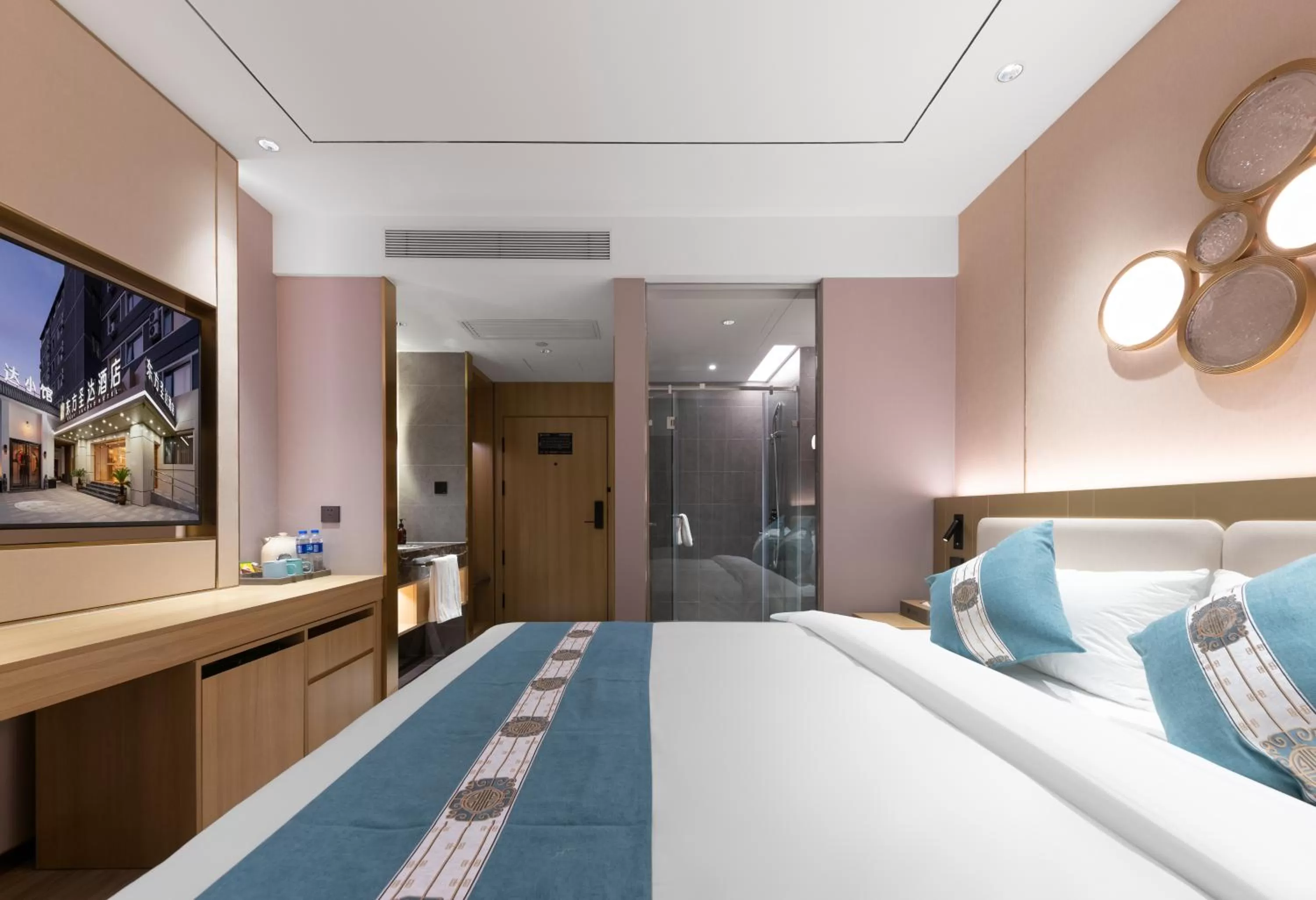 Bed in East Sacred Hotel-Beijing Tiananmen Square,the Forbidden City,Wangfujing Street