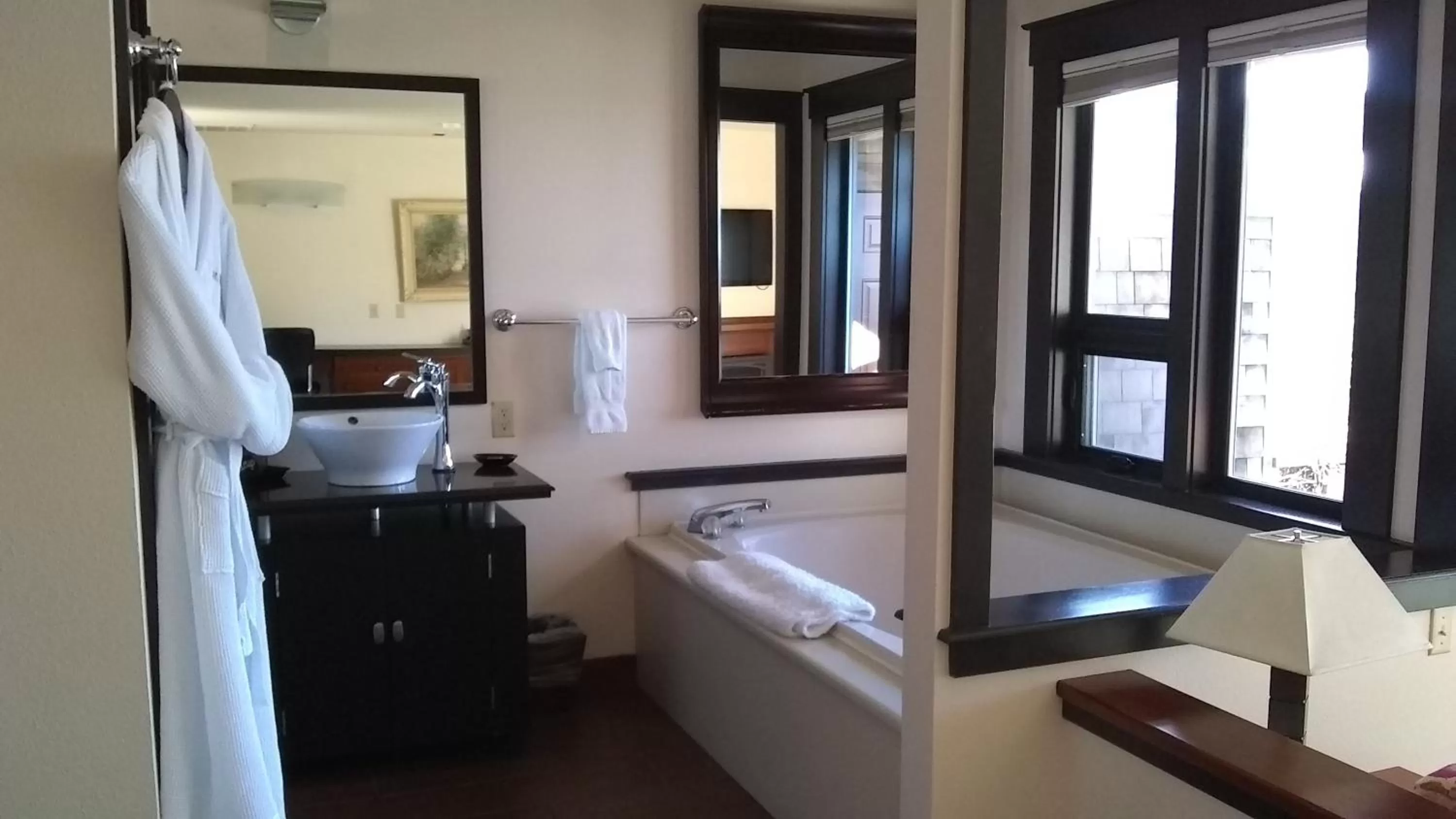 Bathroom, Bed in Noyo Harbor Inn