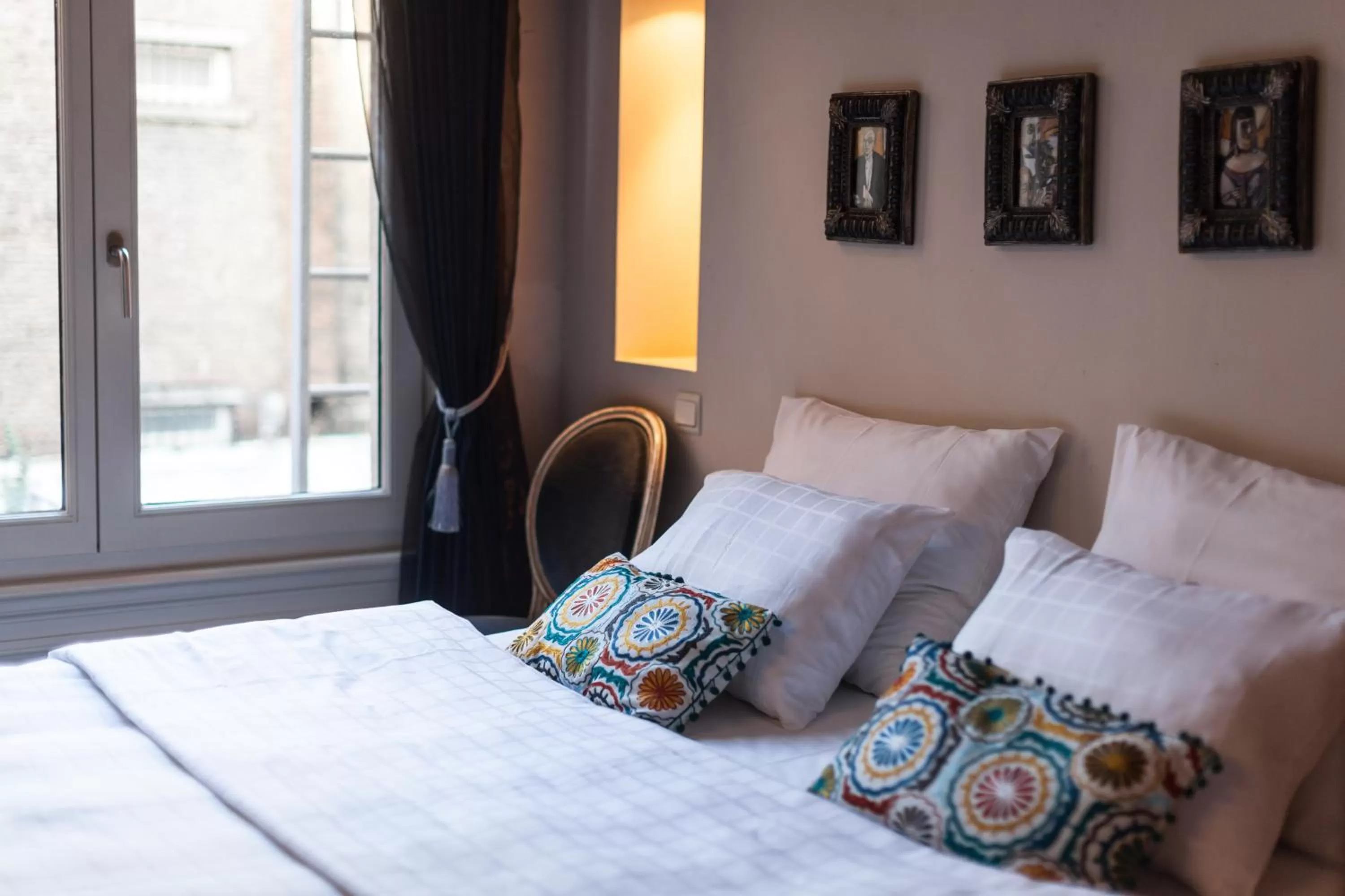 Bed in Hotel Diamonds and Pearls