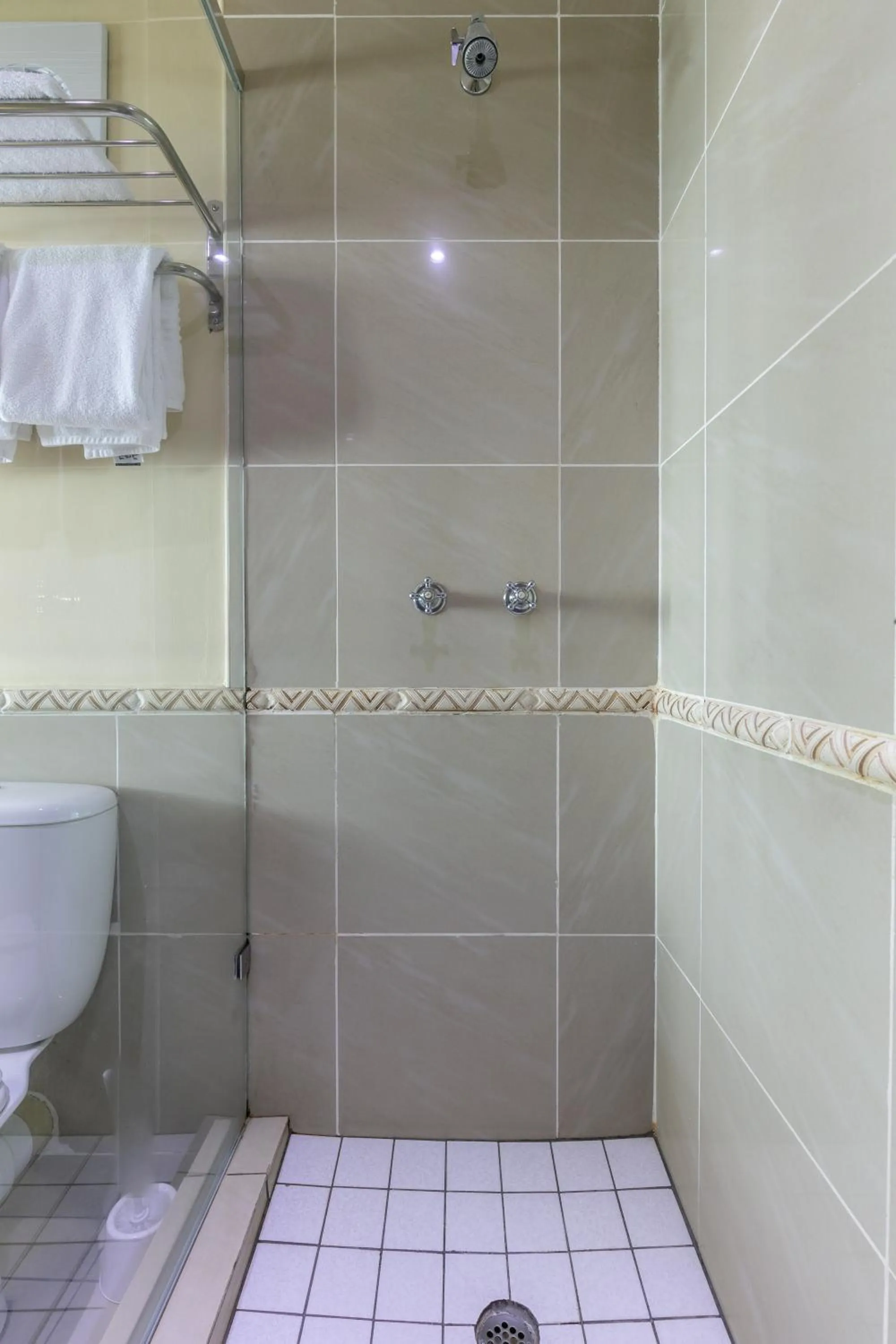 Shower in Cresta President Hotel