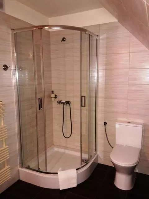 Gościniec Dworski w Ropie - Pokoje gościnne