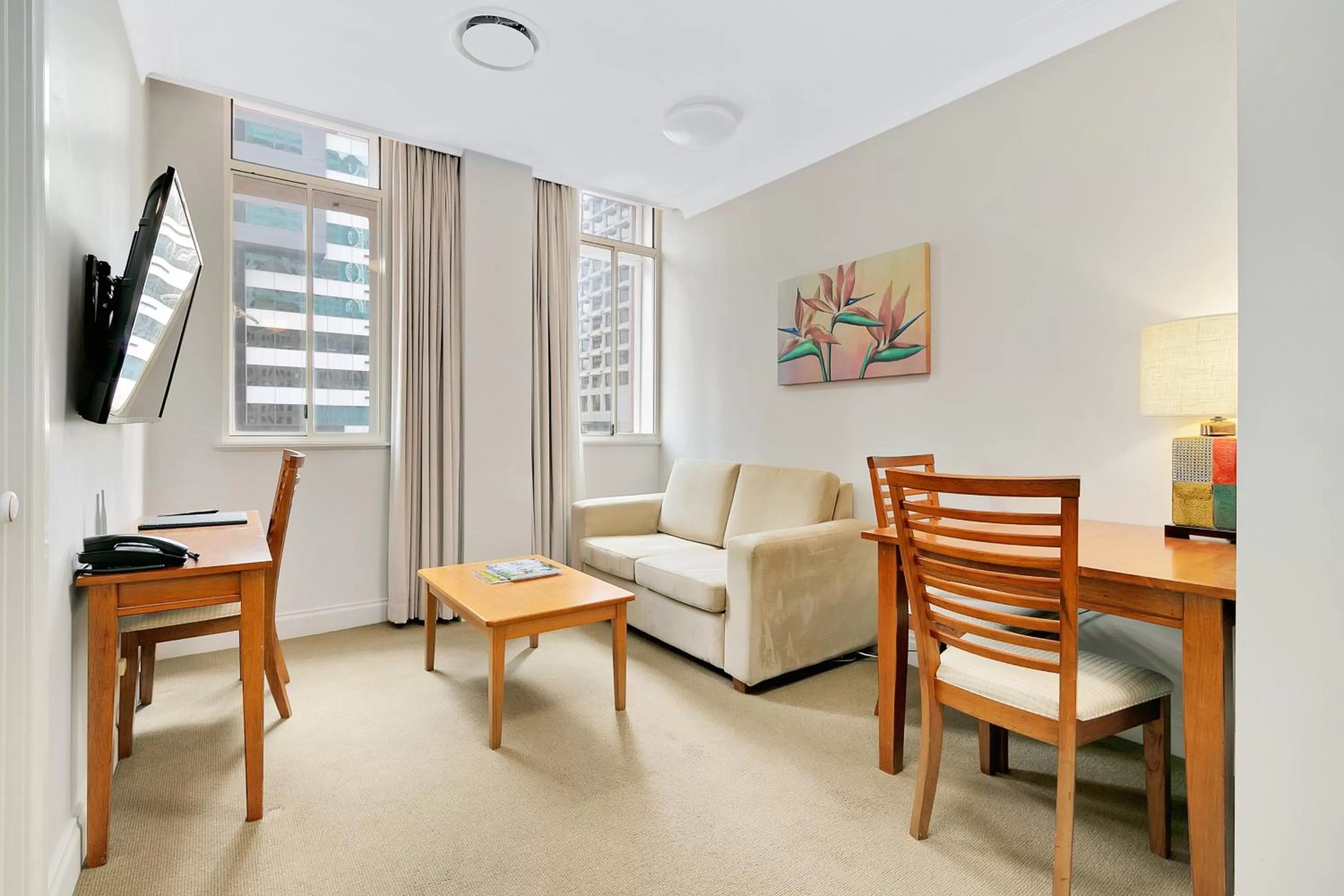 TV and multimedia in Manor Apartment Hotel