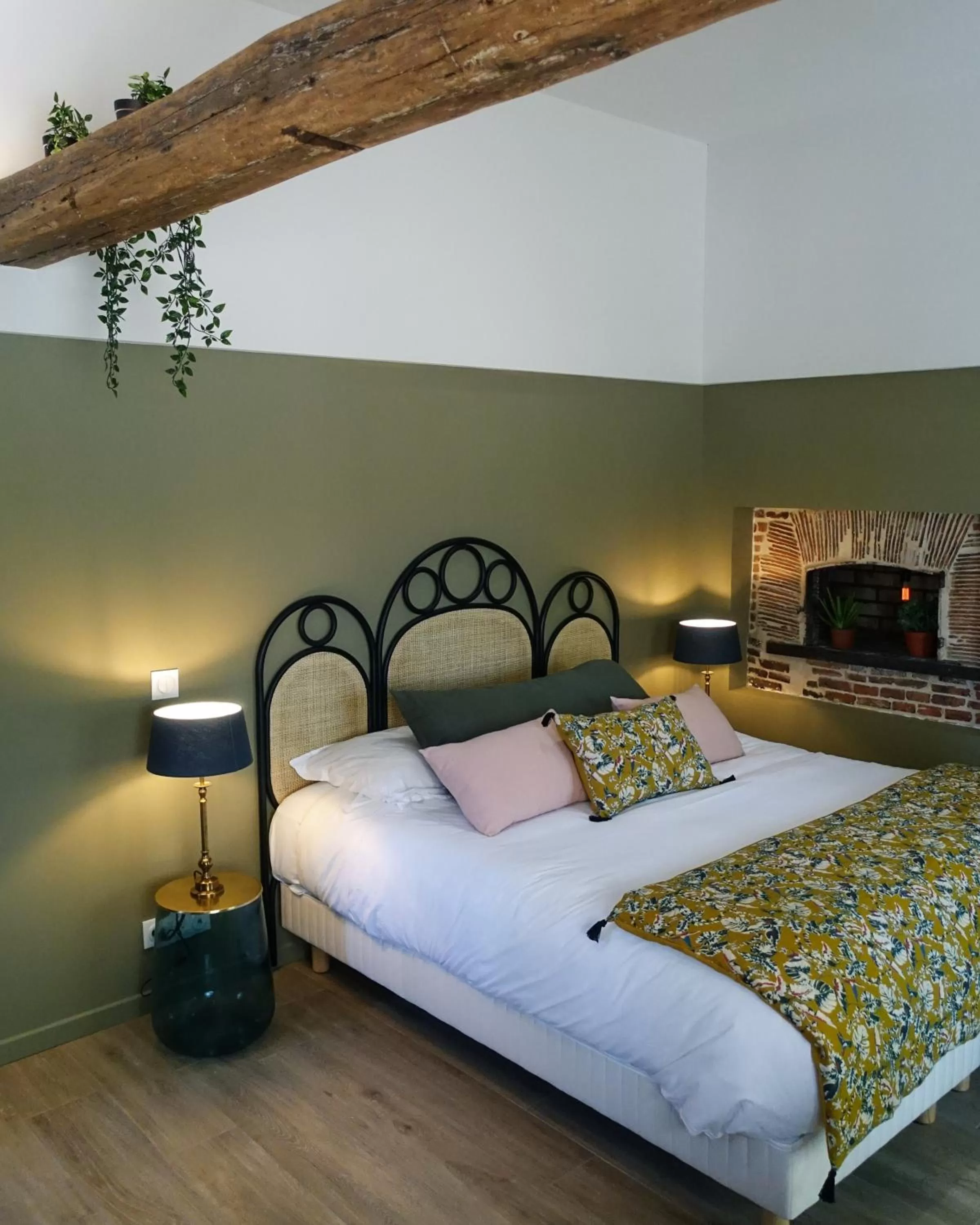 Bed in Domaine de Bellevue, The Originals Relais