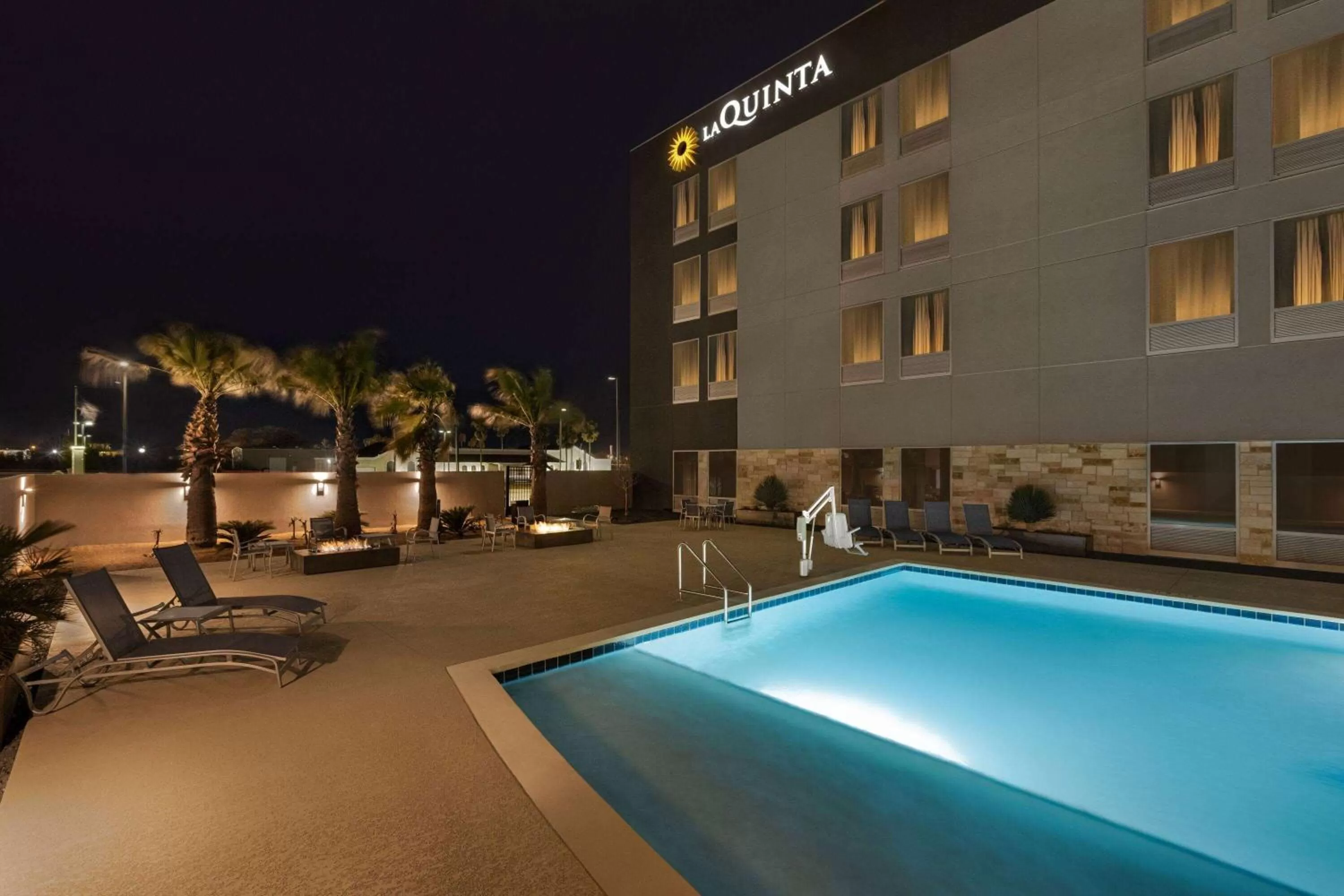 Swimming pool in La Quinta Inn & Suites by Wyndham Del Rio