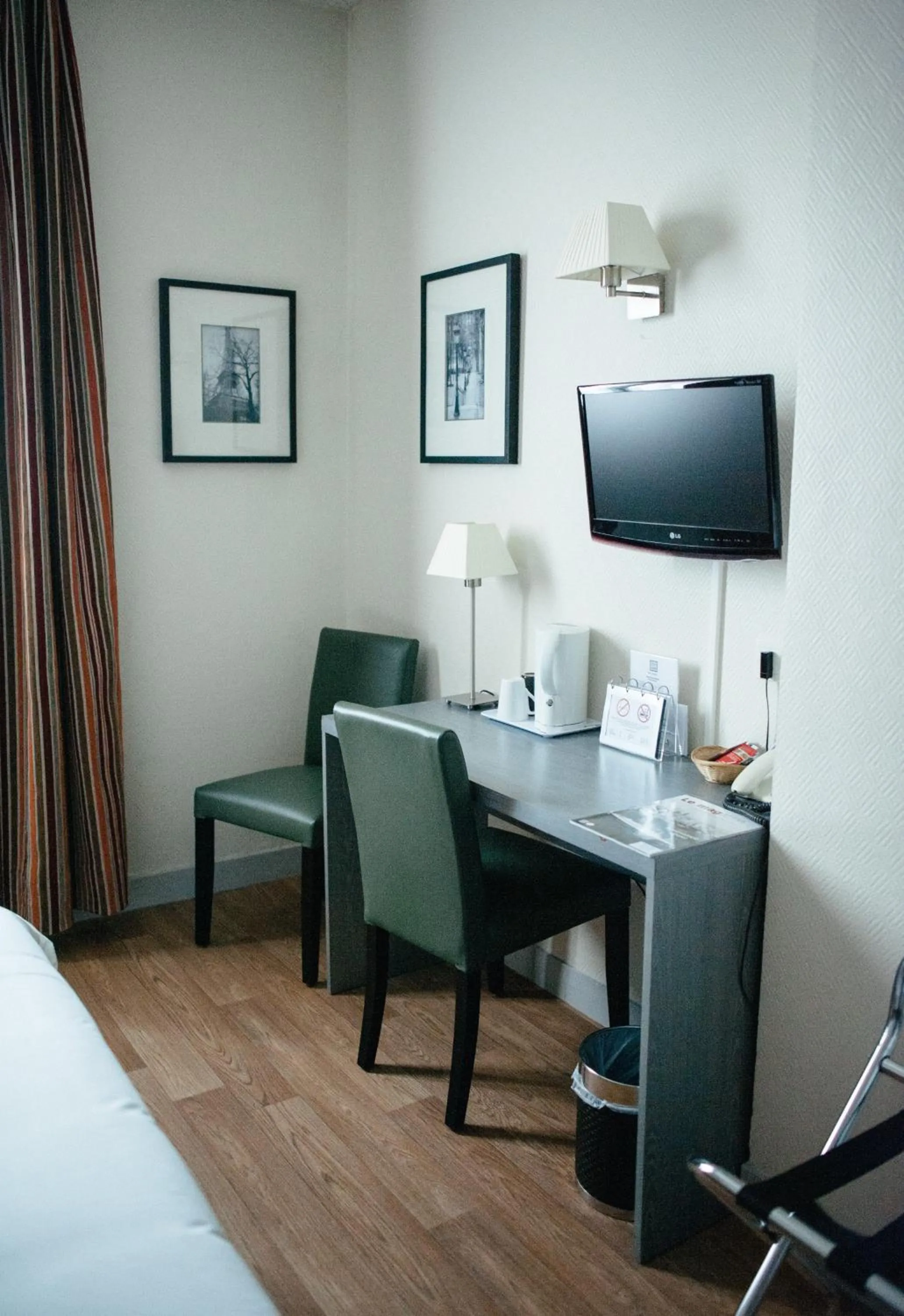 TV and multimedia, Bed in Hôtel Carmin