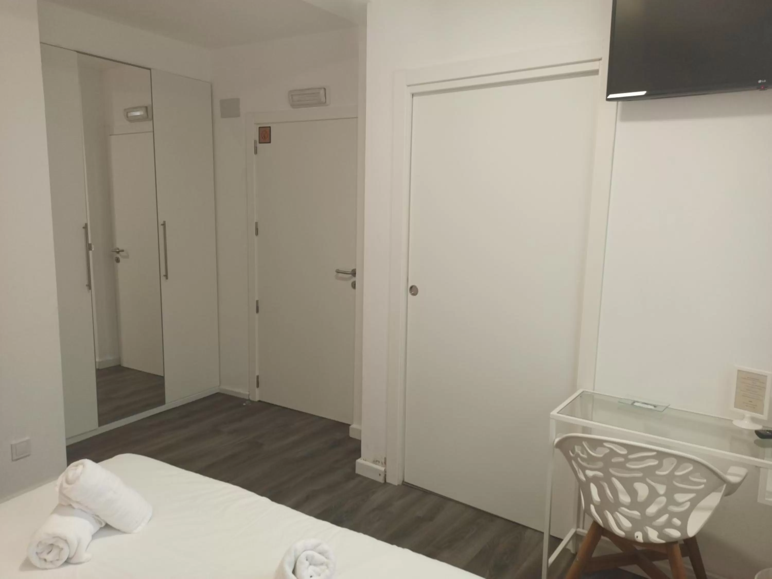 Bedroom, Bed in Rin Rooms