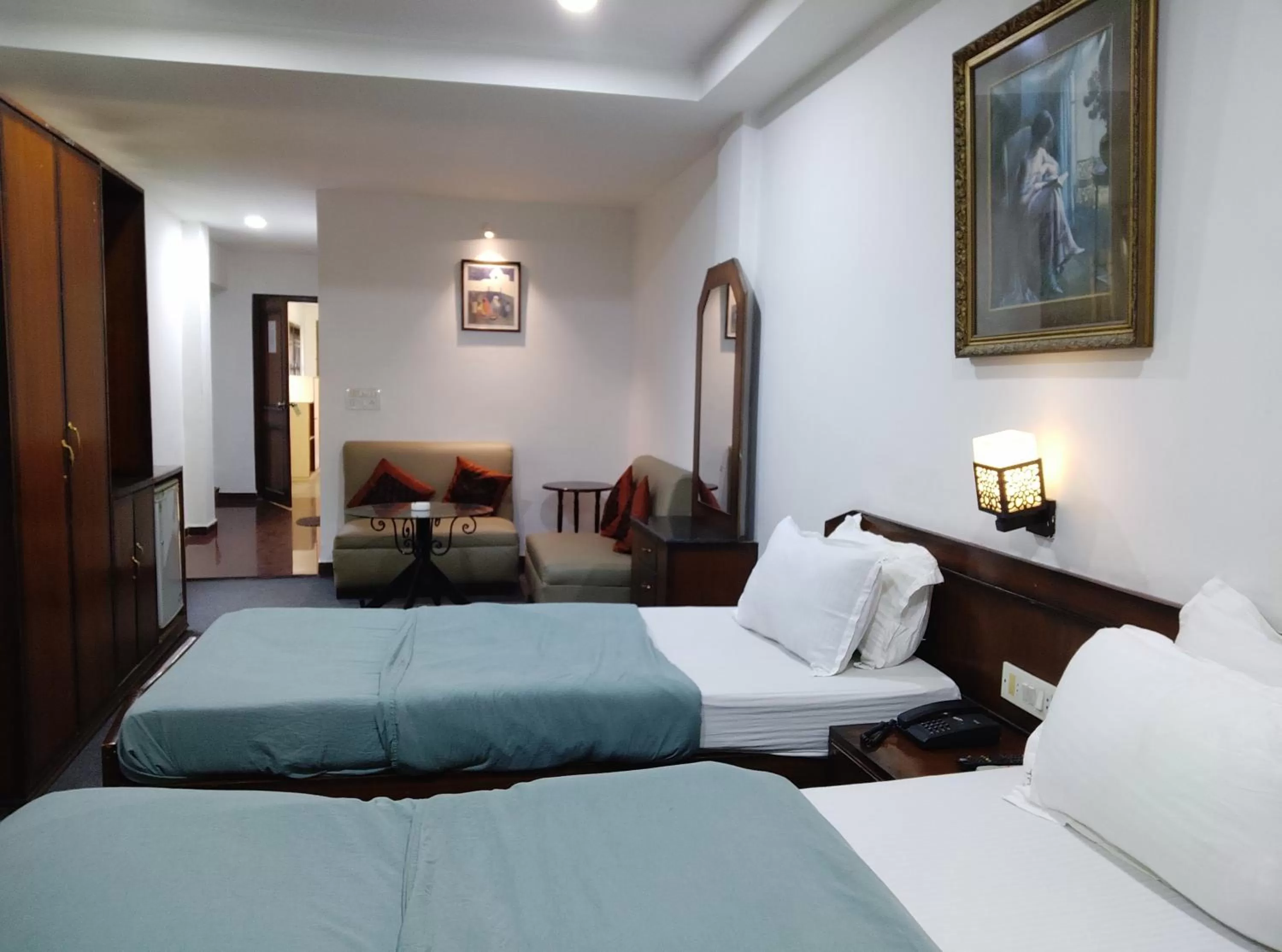 Photo of the whole room in THE MAPLE