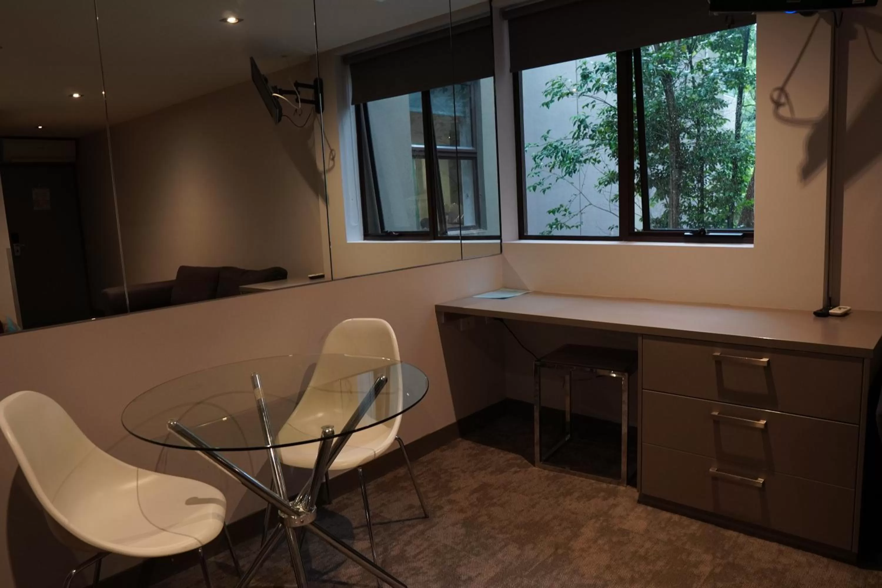 Seating area, Kitchen/Kitchenette in MVV Motel & Comfy Kew Apartments