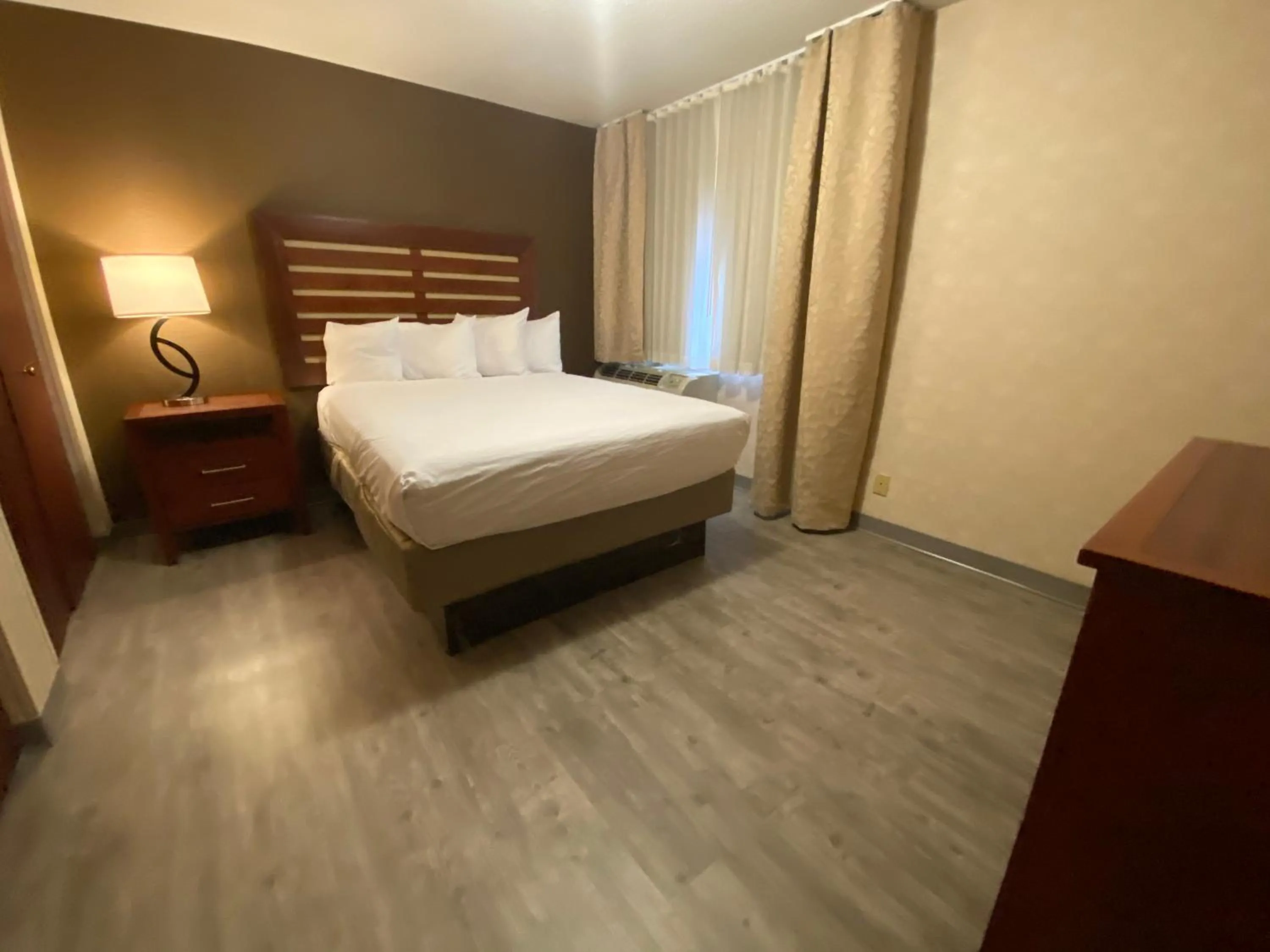 Bed in Wyndham Garden Grand Rapids Airport