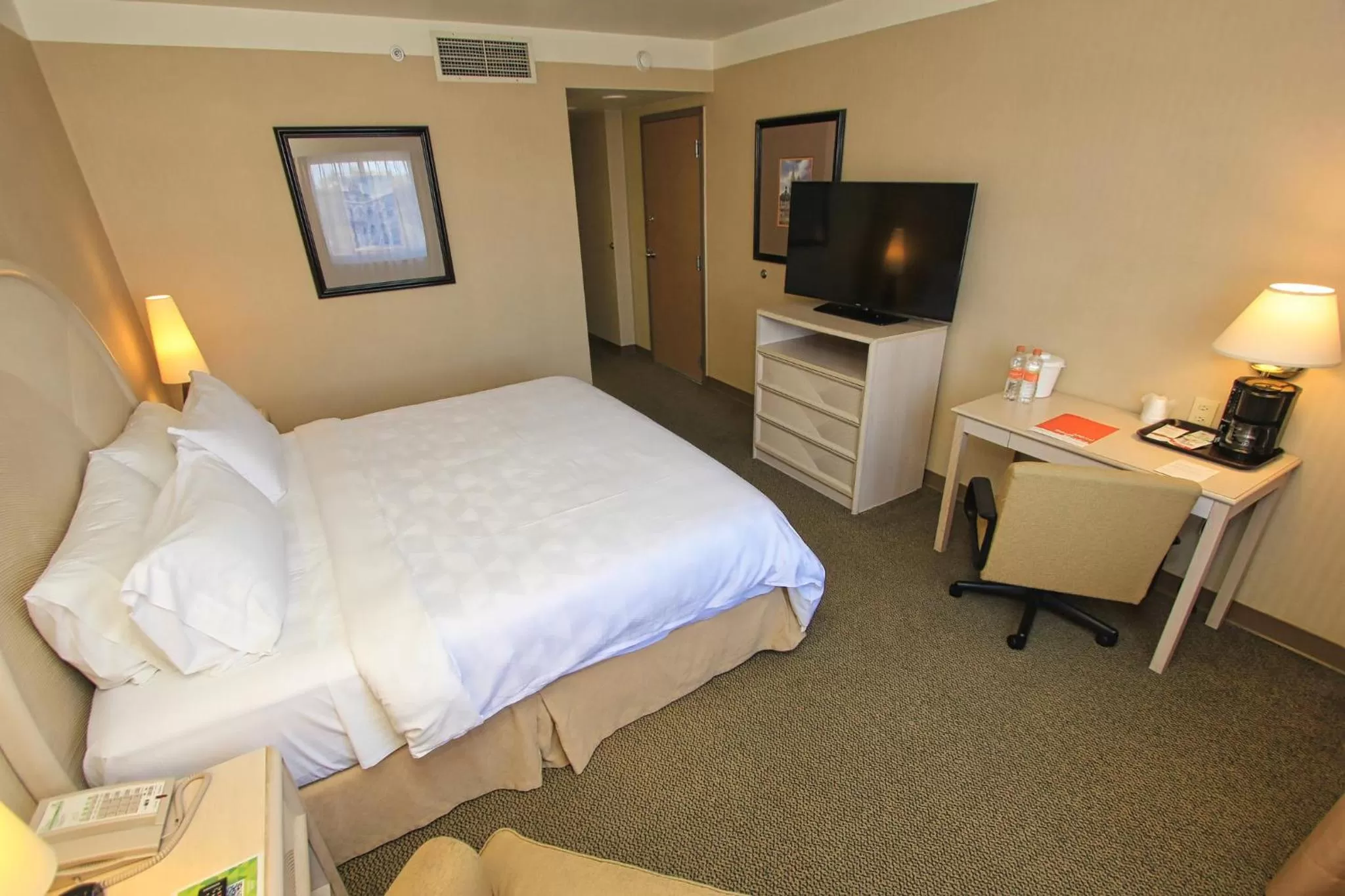 Photo of the whole room, Bed in Holiday Inn Leon-Convention Center by IHG