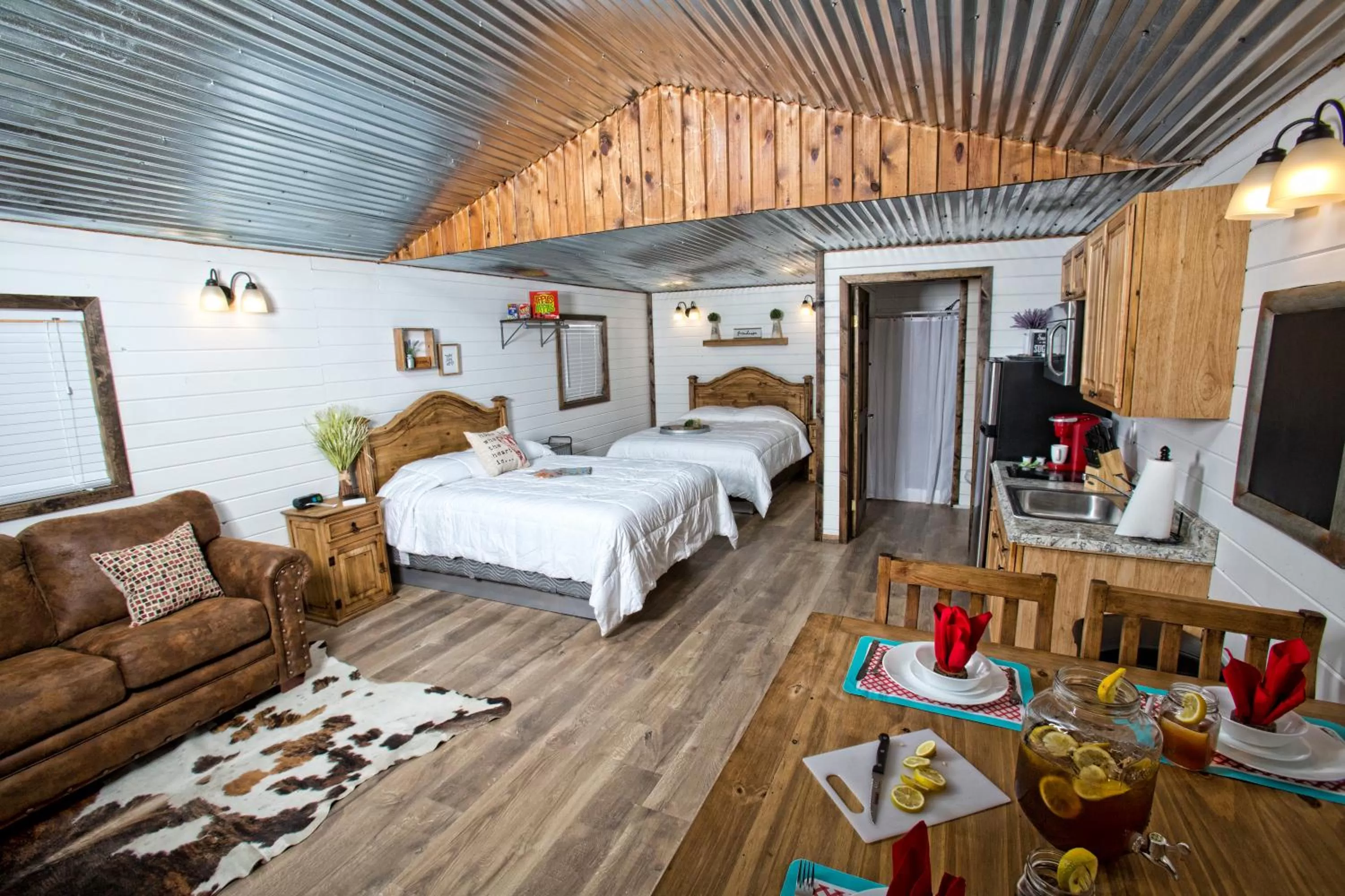 Photo of the whole room, Bed in Stateline Cabin
