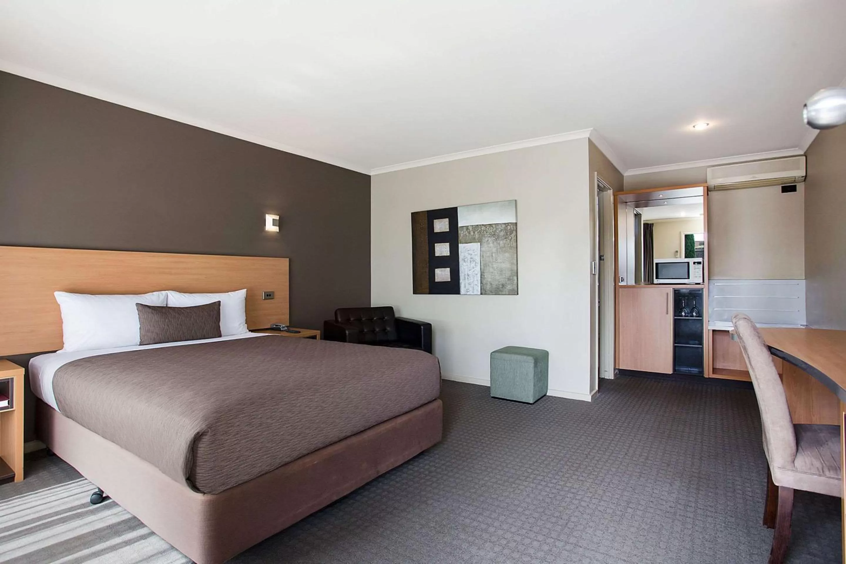 Bedroom, Bed in Comfort Inn On Raglan