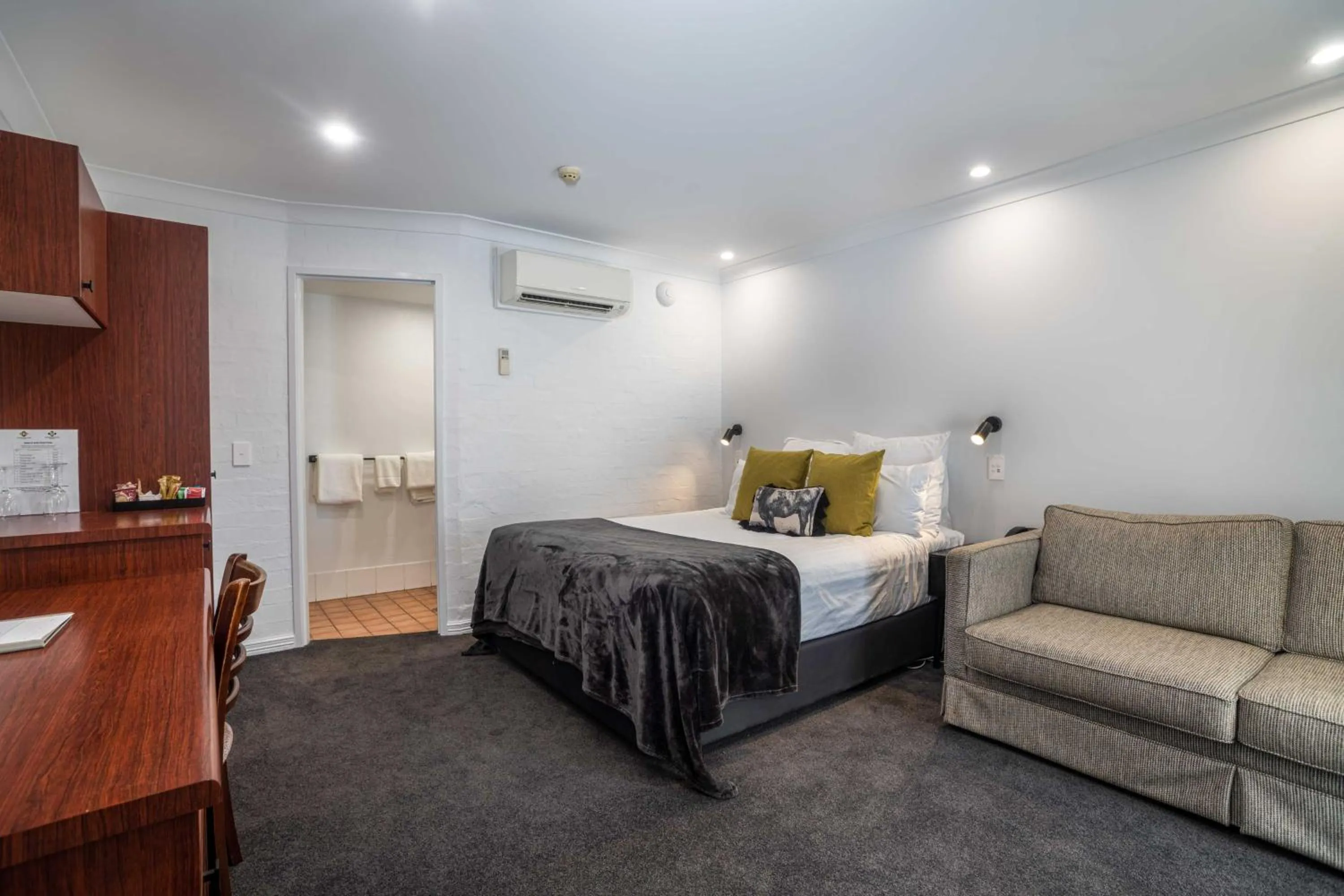 Seating area, Bed in Town Square Motel