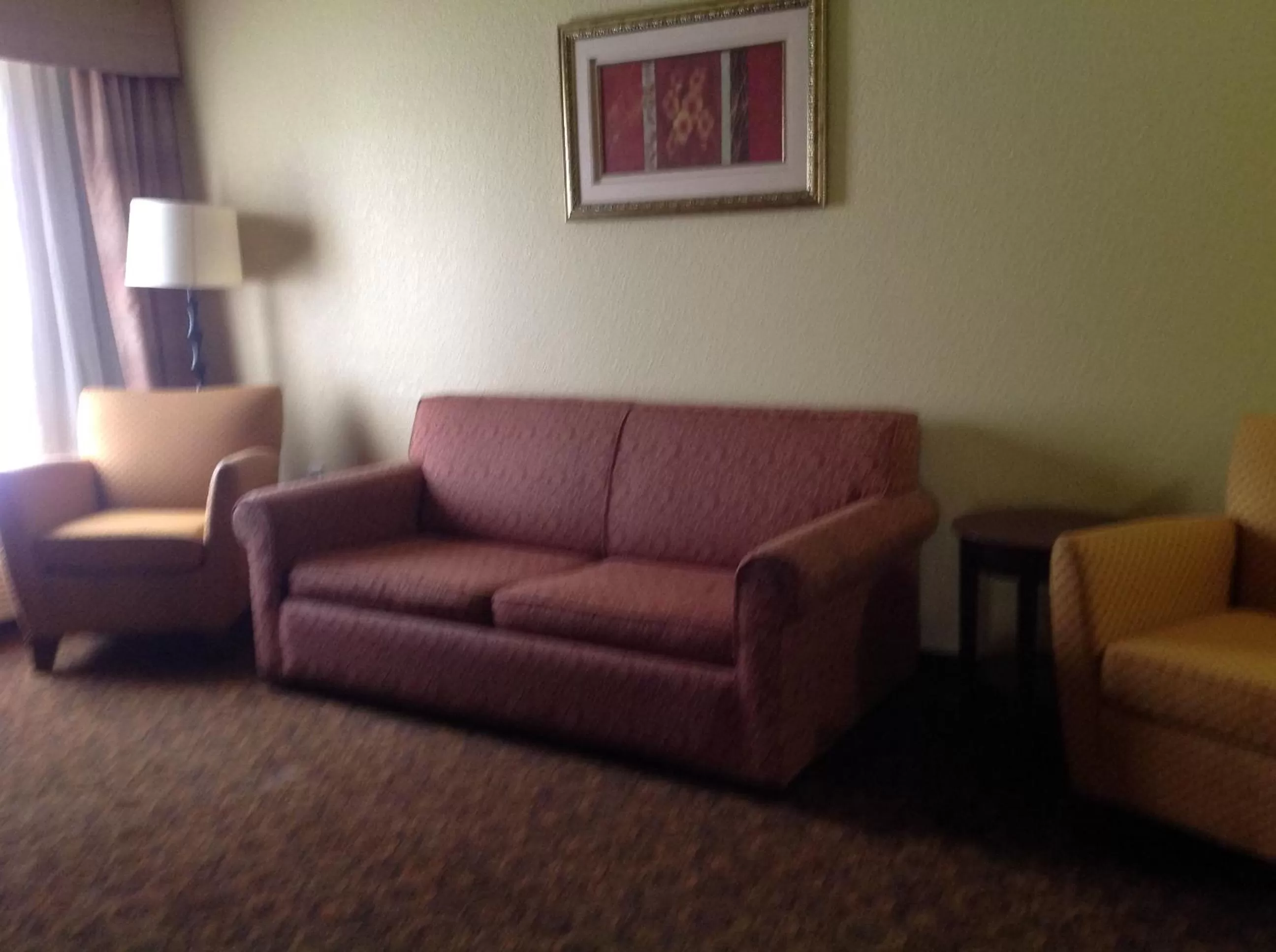 Living room in La Quinta by Wyndham Vicksburg