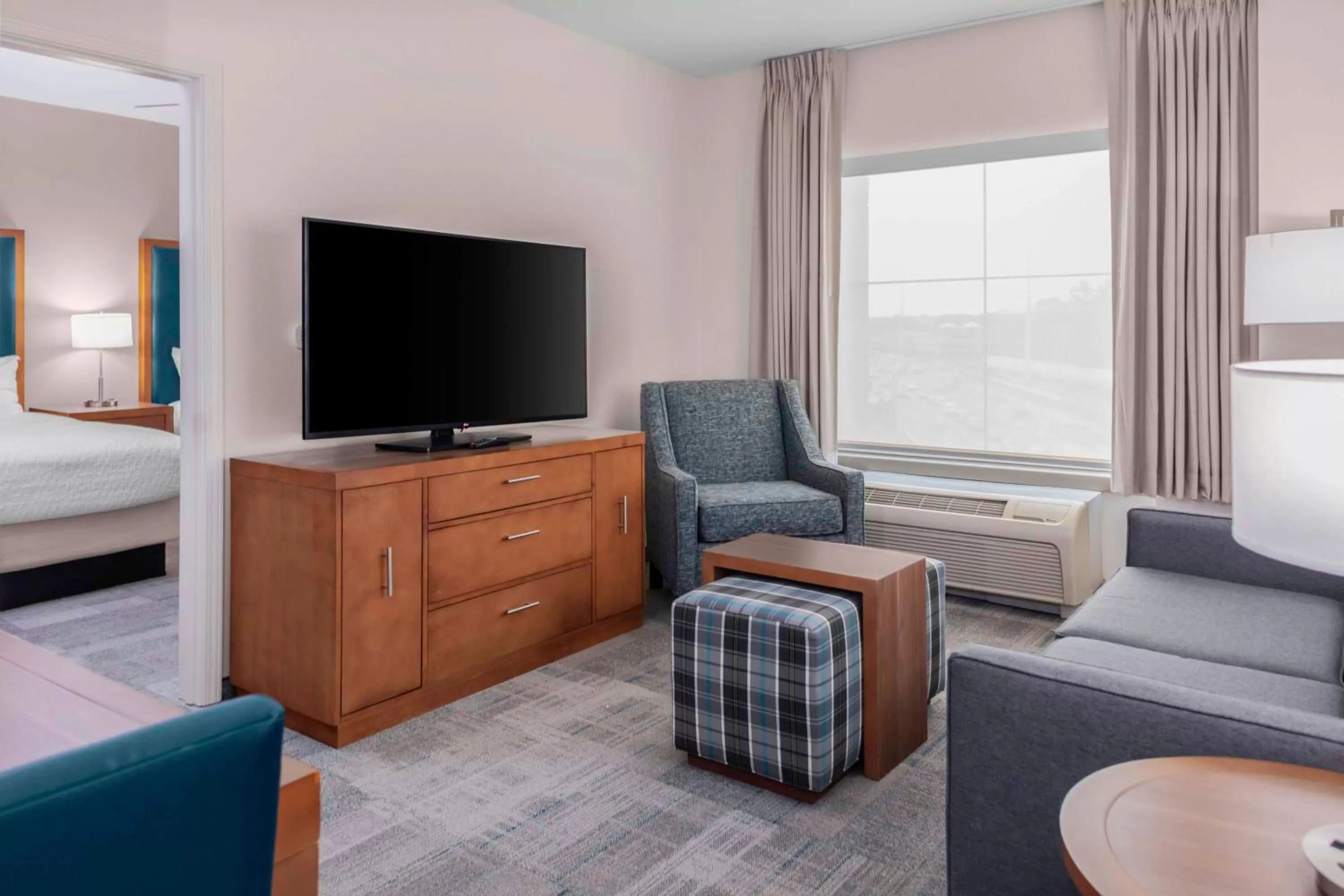 Living room, Bed in Homewood Suites by Hilton St. Louis - Galleria
